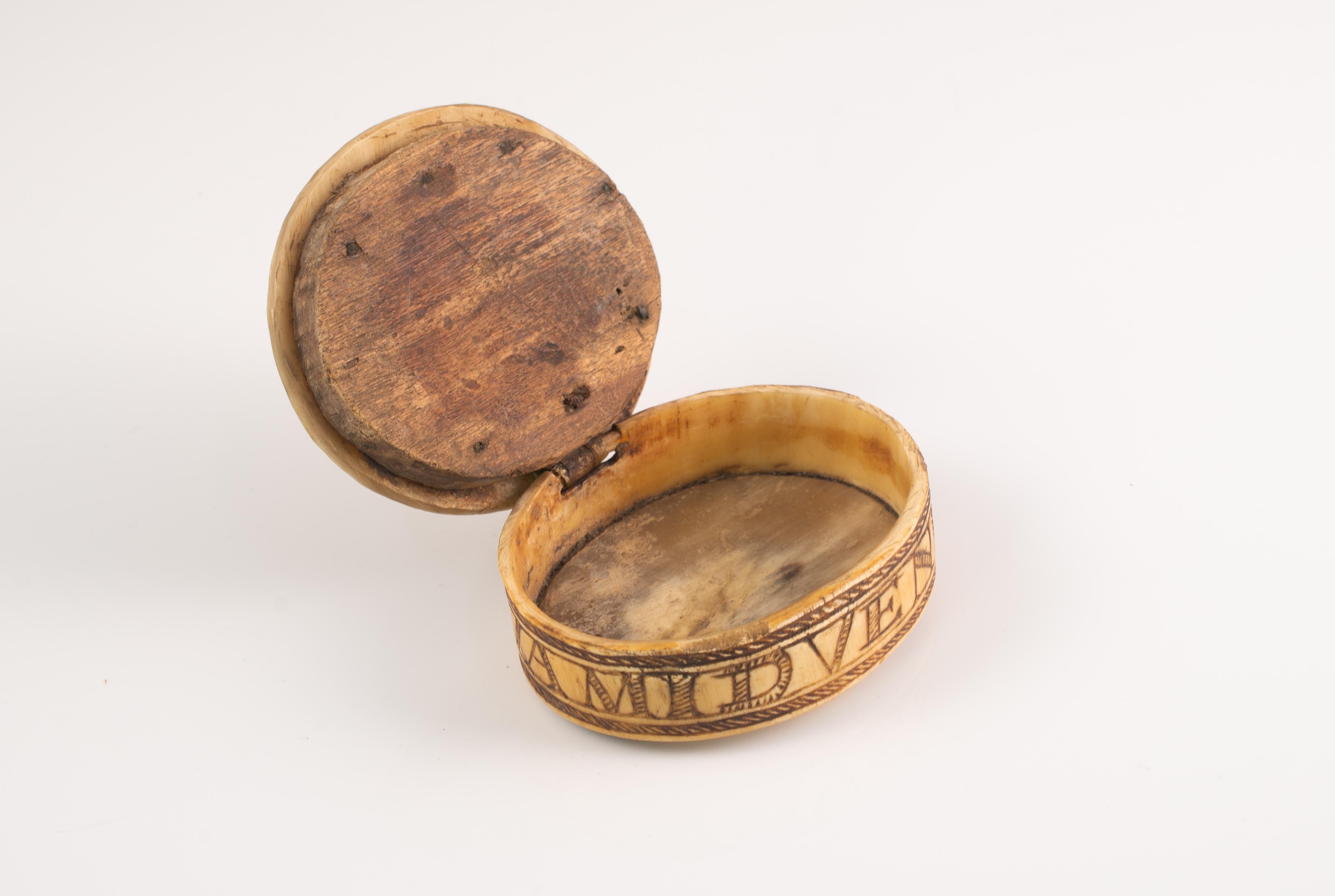 Caja de pastor o caja de rapé. Asta o cuerno tallado. España, 1789. Español