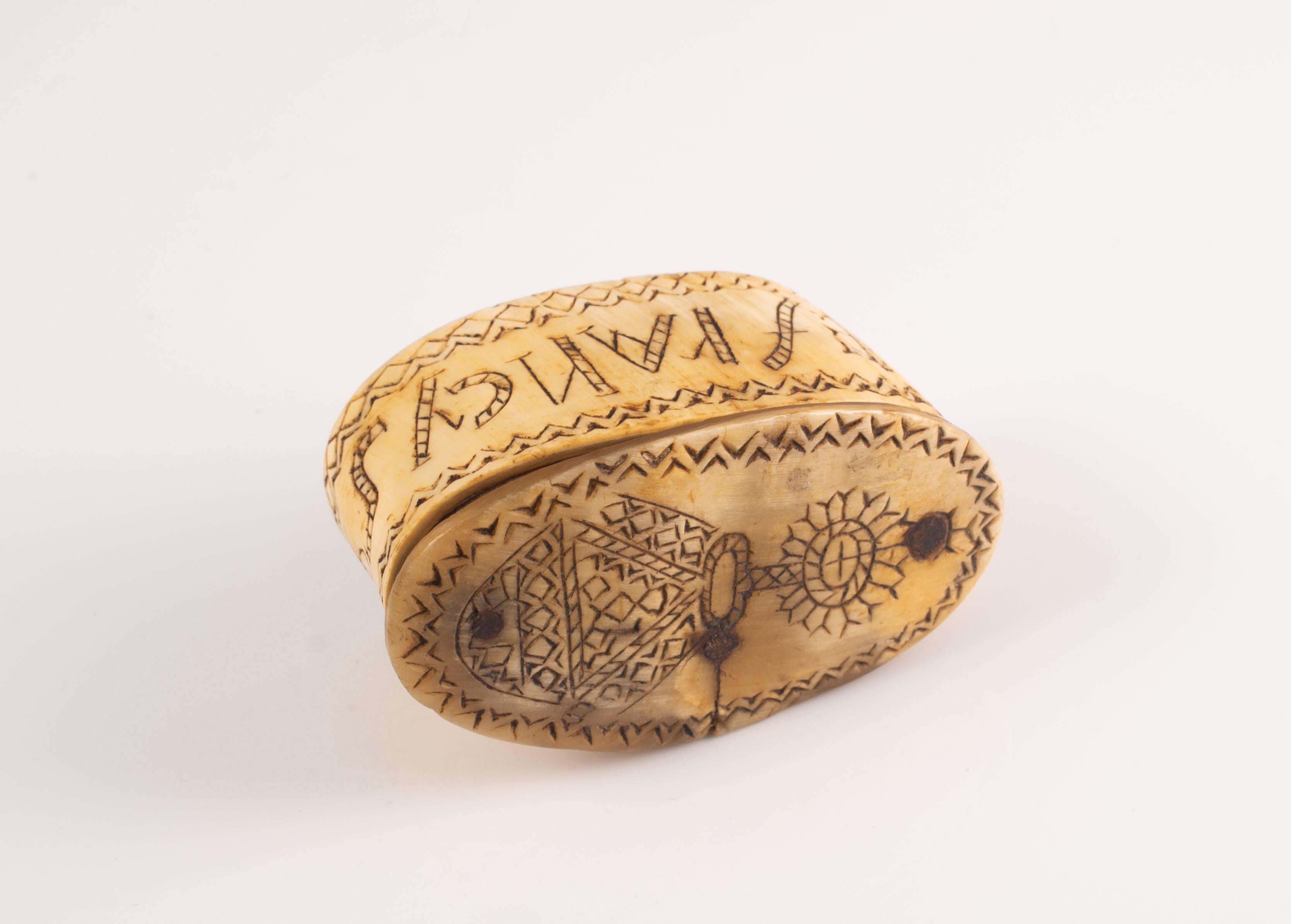 Caja de pastor o caja de rapé. Asta o cuerno tallado. España, 1861. Español en venta
