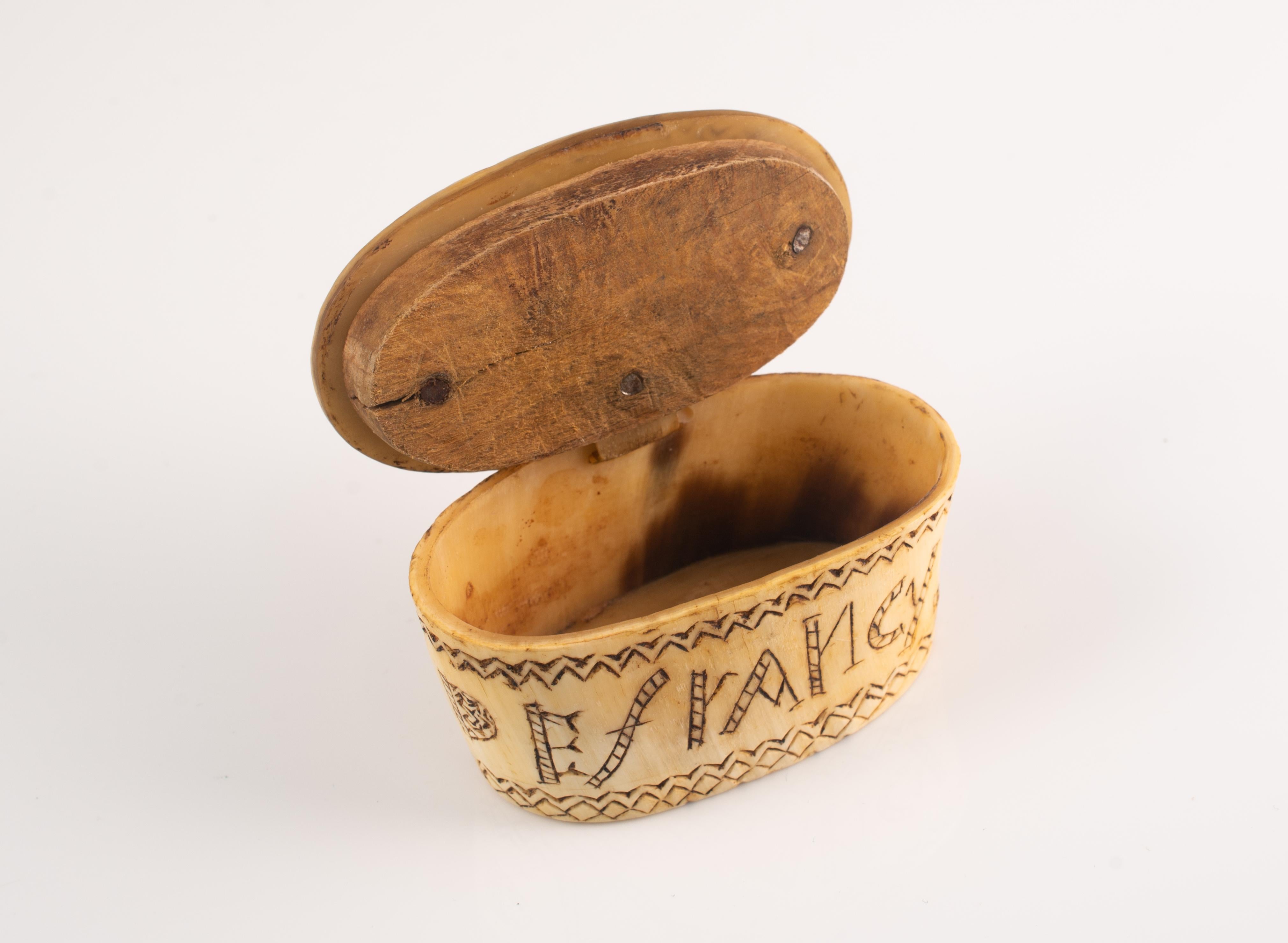 Caja de pastor o caja de rapé. Asta o cuerno tallado. España, 1861. en Bastante bueno estado para la venta en Madrid, ES