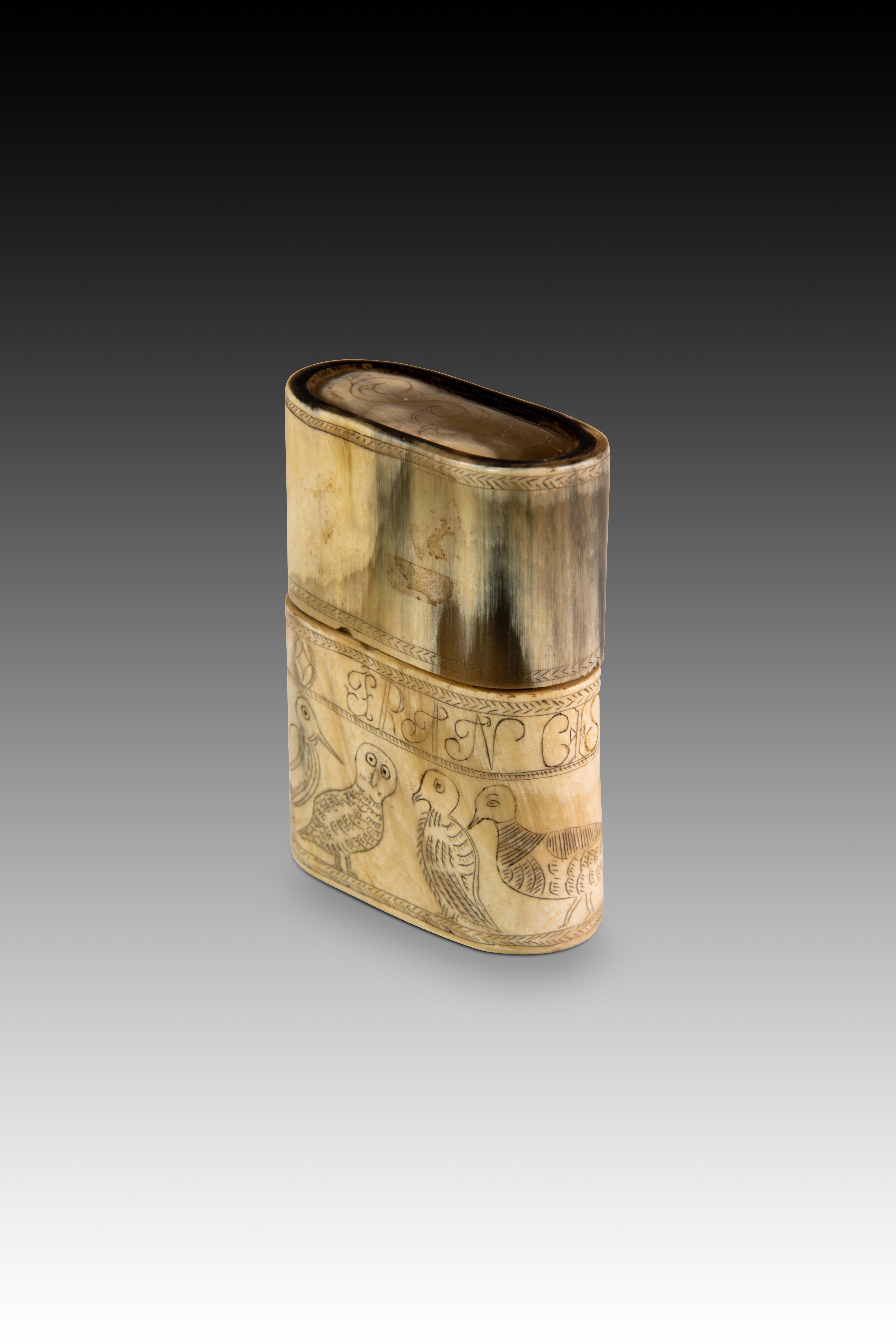 Pastoral box. Pole. Spanish school, 19th century. 
Box made of antler carved in its color, rectangular in shape with an oval base, which opens towards the middle of it, fitting one part into the other. The exterior presents an engraved decoration of