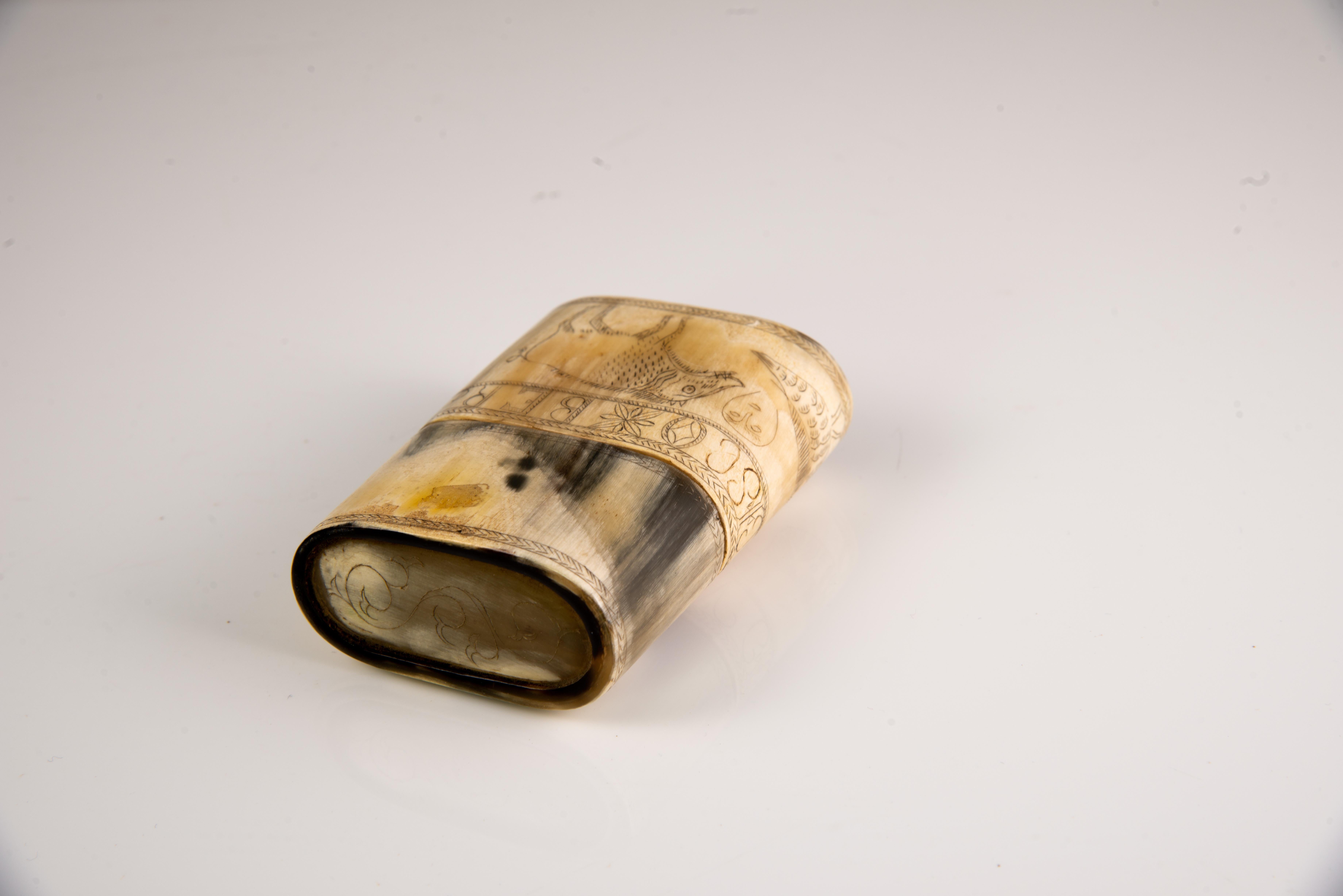 Shepherd's box or snuff box. Carved antler or horn. Spain, 19th century. In Fair Condition In Madrid, ES