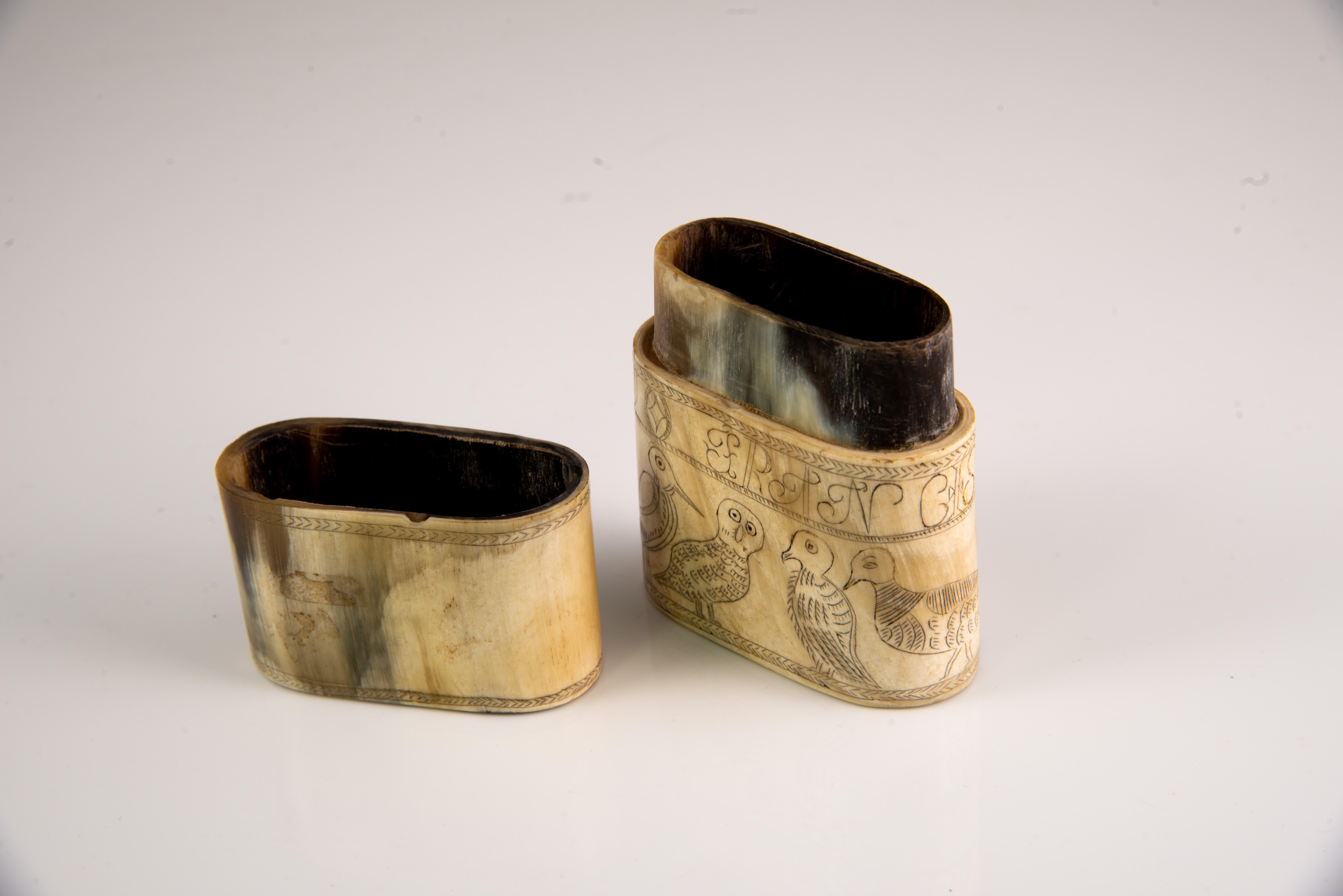 19th Century Shepherd's box or snuff box. Carved antler or horn. Spain, 19th century.