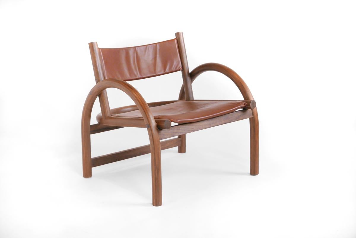 Der Shepherd's Chair, der erste Loungesessel von Hinterland, ist das Ergebnis jahrelanger Design- und Prototypenentwicklung. Inspiriert von der engen Beziehung zwischen den Werkzeugen eines traditionellen Hirten, den Tieren und dem Land. Die Kurve