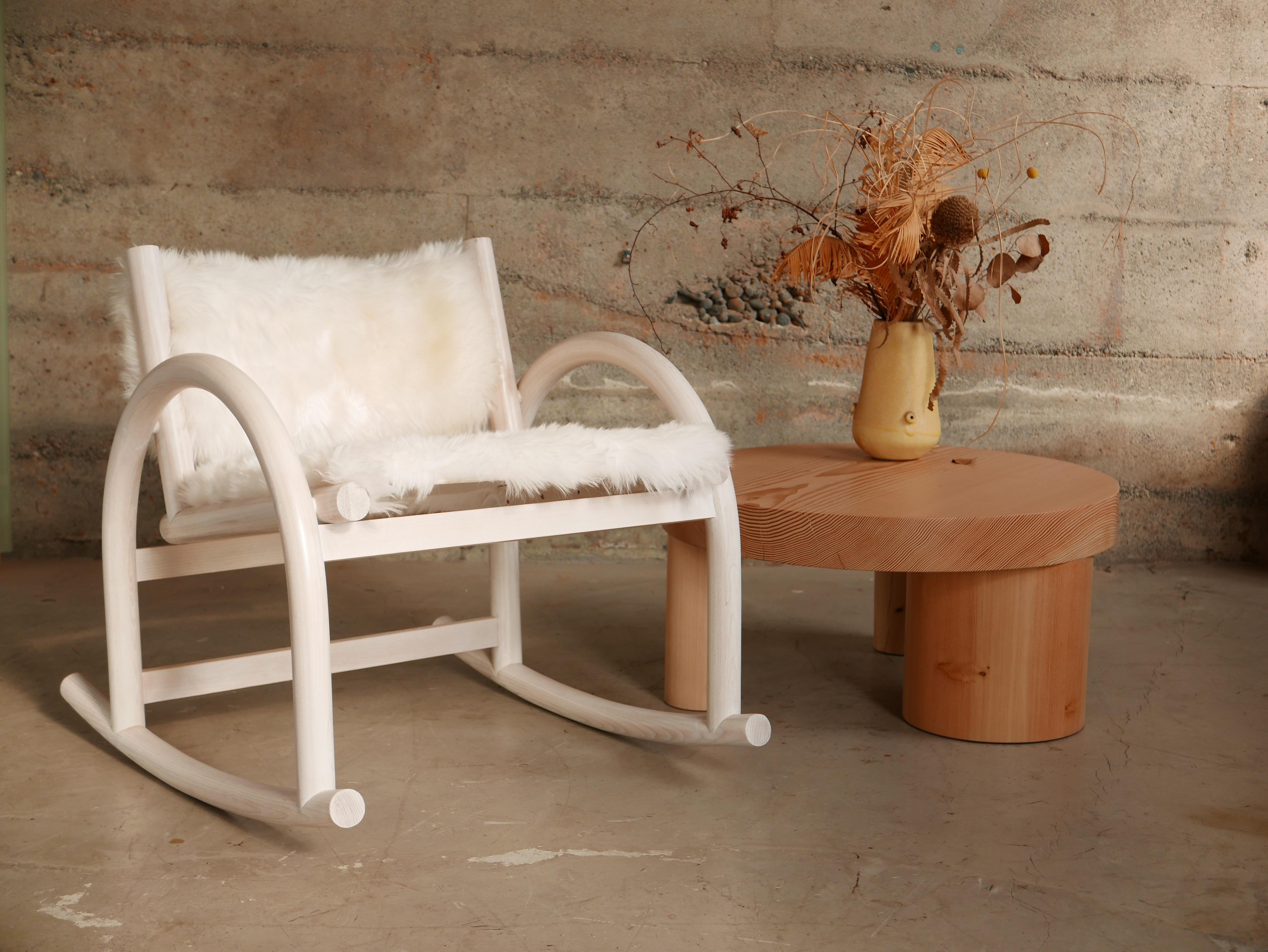 Der neu gestaltete Shepherd's Chair von Hinterland ist das Ergebnis jahrelanger Design- und Prototypenentwicklung. Inspiriert durch die enge Beziehung zwischen den Werkzeugen eines traditionellen Hirten, den Tieren und dem Land. Die Kurve des