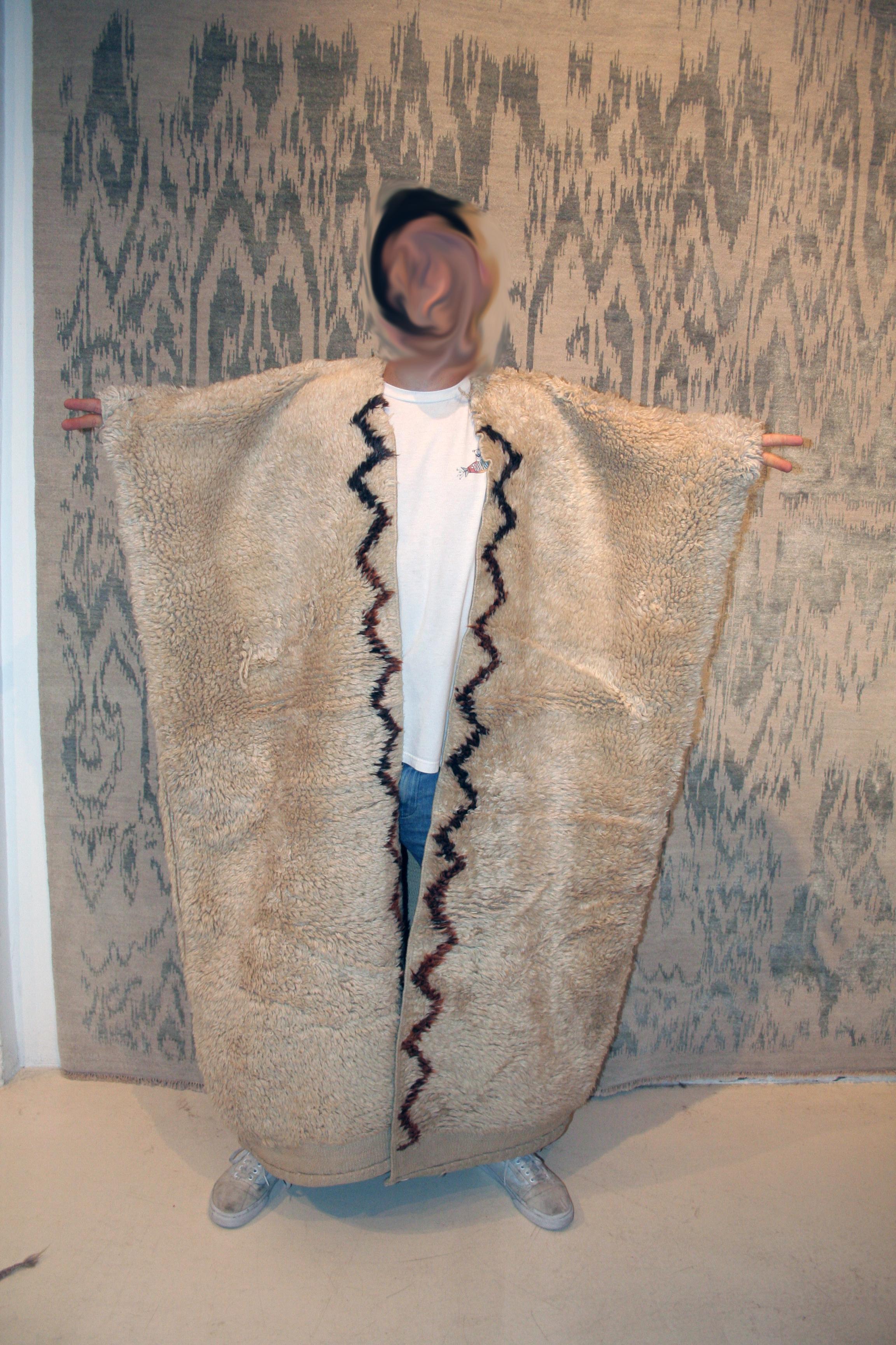 Ein original anatolischer Tulu-Florteppich, handgeknüpft aus natürlicher, ungefärbter Wolle und zu einem Mantel verarbeitet. Sie wurde von den Hirten verwendet, die in der Gegend von Karapinar in Zentralanatolien lebten, im Zentrum der Heimat einer