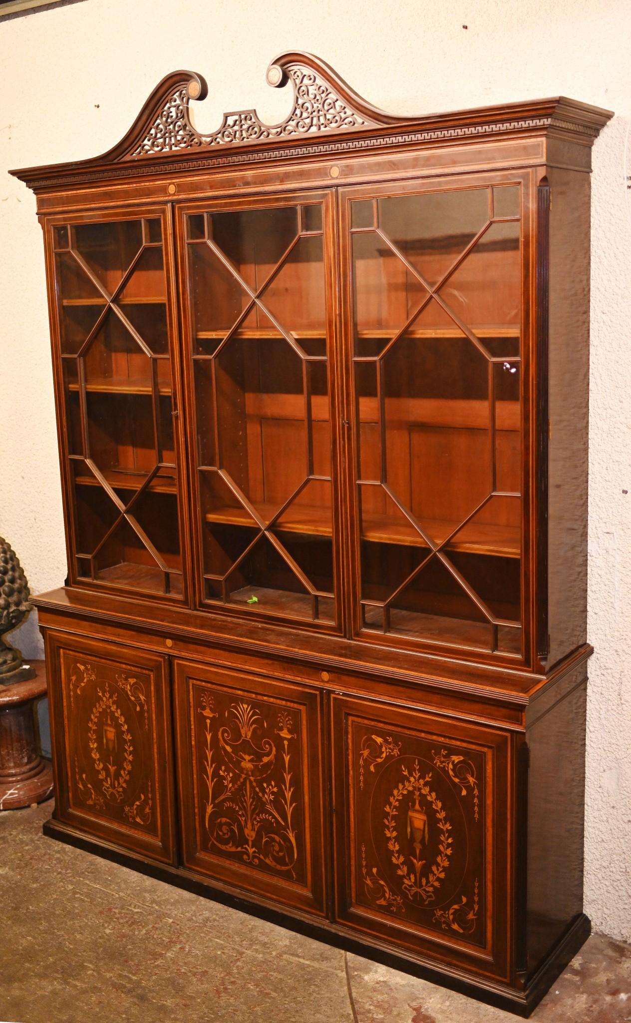 Sheraton Breakfront Bookcase Mahogany Marquetry Inlay In Good Condition For Sale In Potters Bar, GB