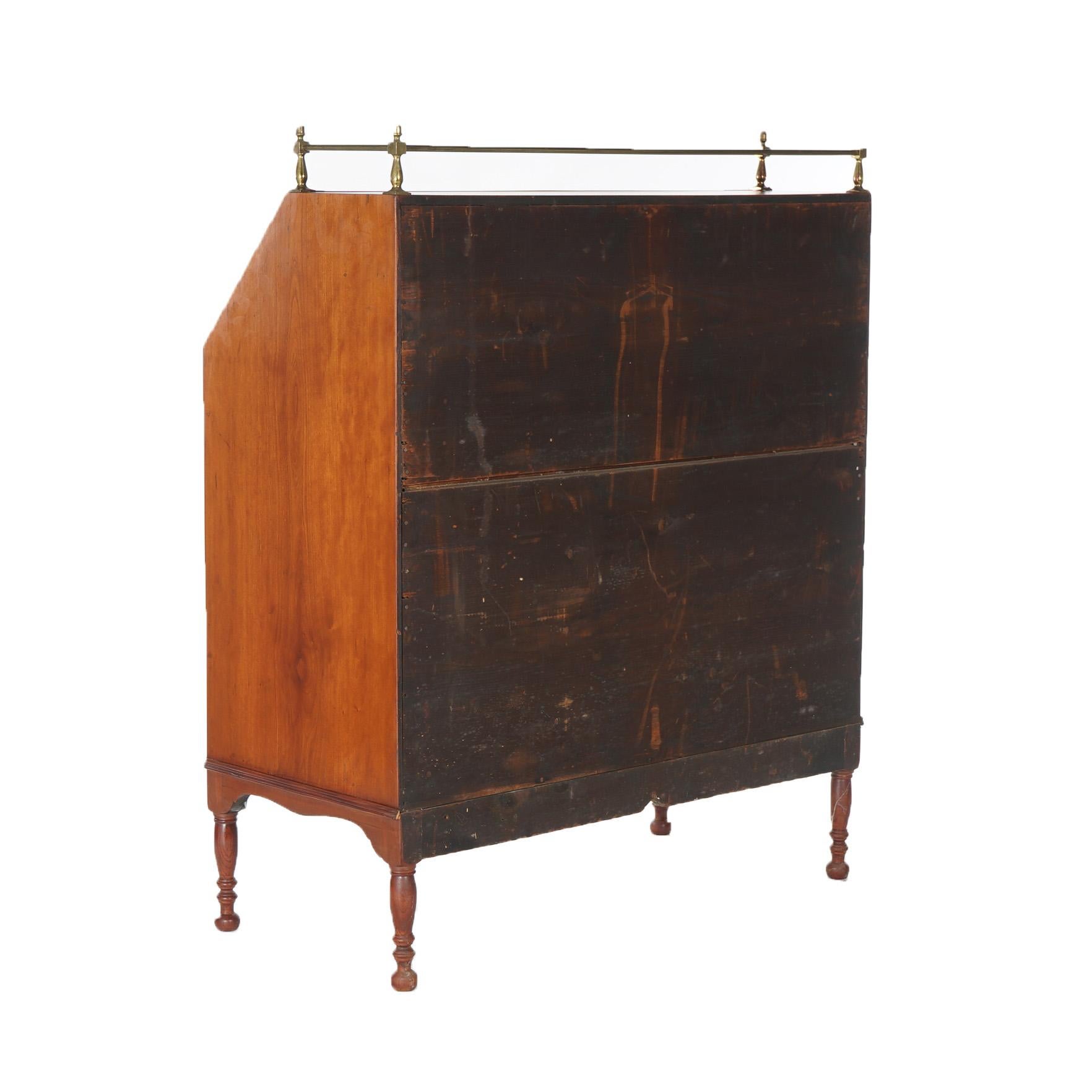 Escritorio Sheraton de frente abatible de cerezo con cajones graduados y galería de latón, C1820 en venta 10