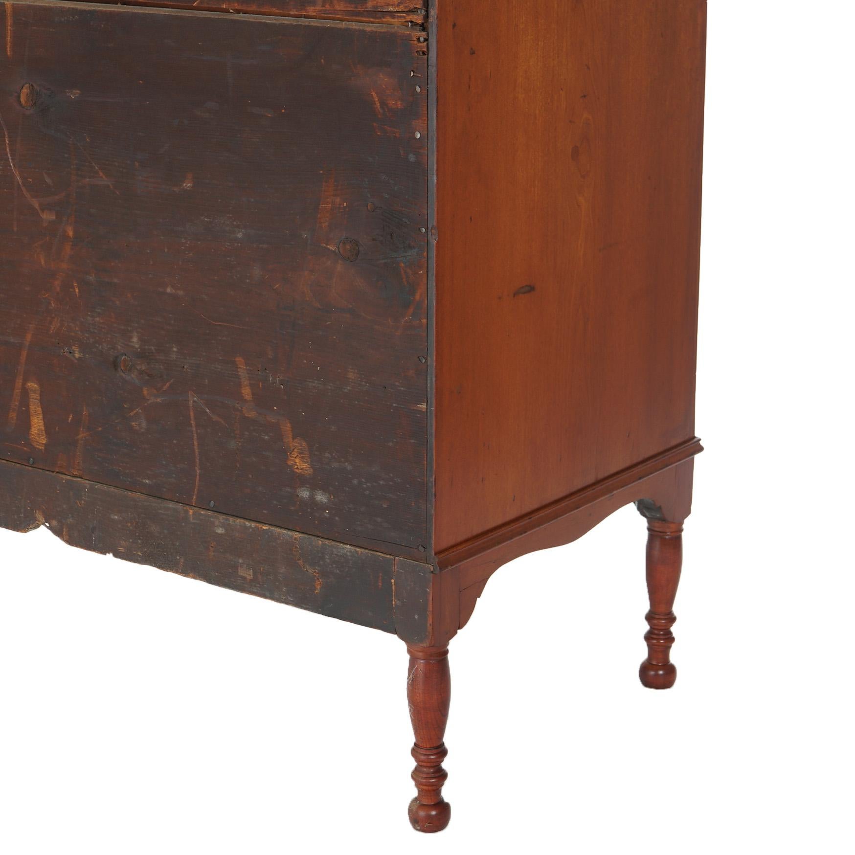 Escritorio Sheraton de frente abatible de cerezo con cajones graduados y galería de latón, C1820 en venta 13