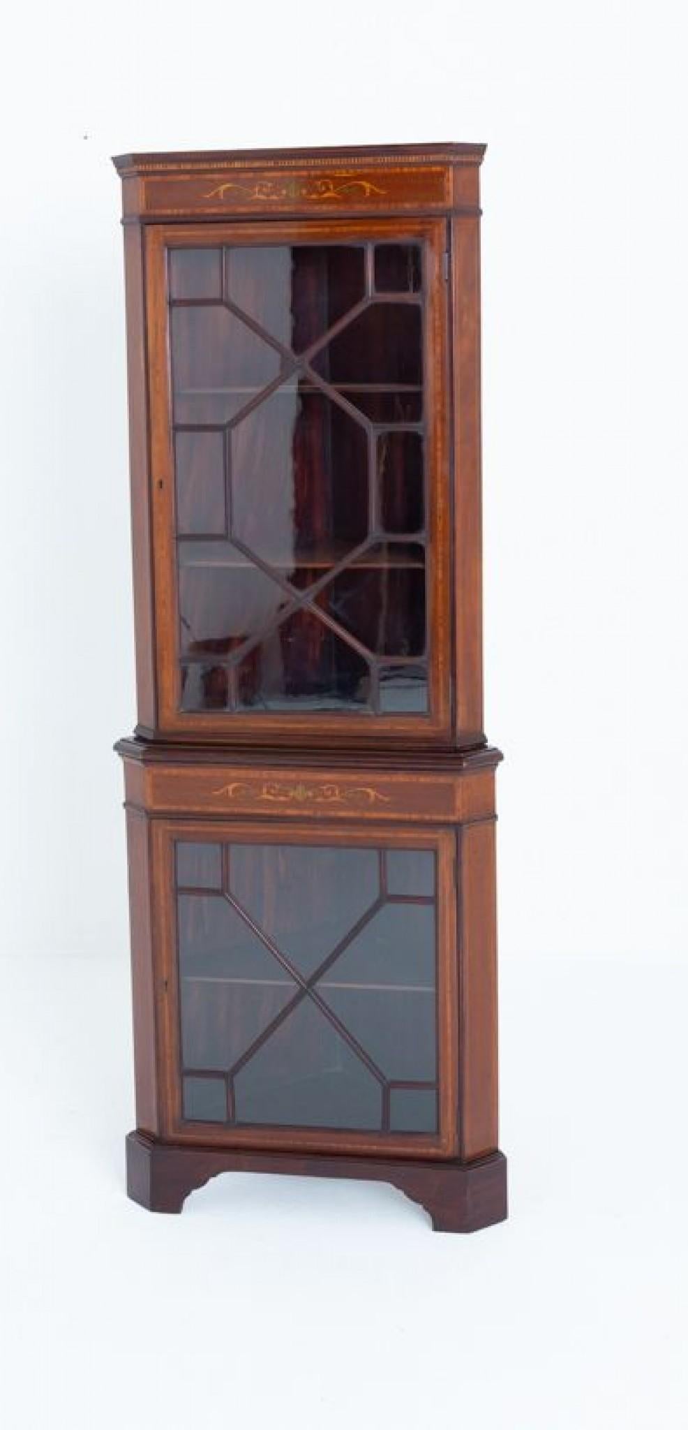 Mobile angolare Sheraton Revival in mogano.
CIRCA 1880 Il mobile ad angolo è rialzato su piedi a staffa.
Sia la Porta Inferiore che la Porta Superiore sono di forma astragale.
Il mobile ad angolo presenta intarsi floreali sul fregio superiore e