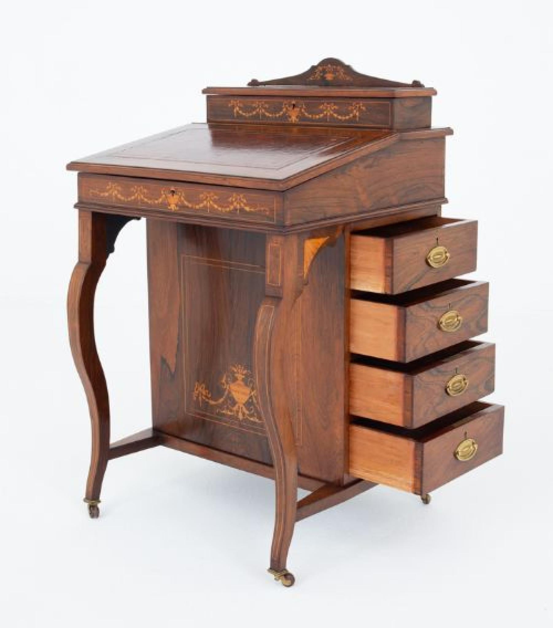 Questo grazioso Davenport presenta 4 cassetti rivestiti in mogano sul lato destro e 4 cassetti finti sul lato sinistro.
In stile Sheraton con intarsi classici che includono ghirlande, urne classiche e festoni.
Realizzato in mogano
Circa 1890
Ha