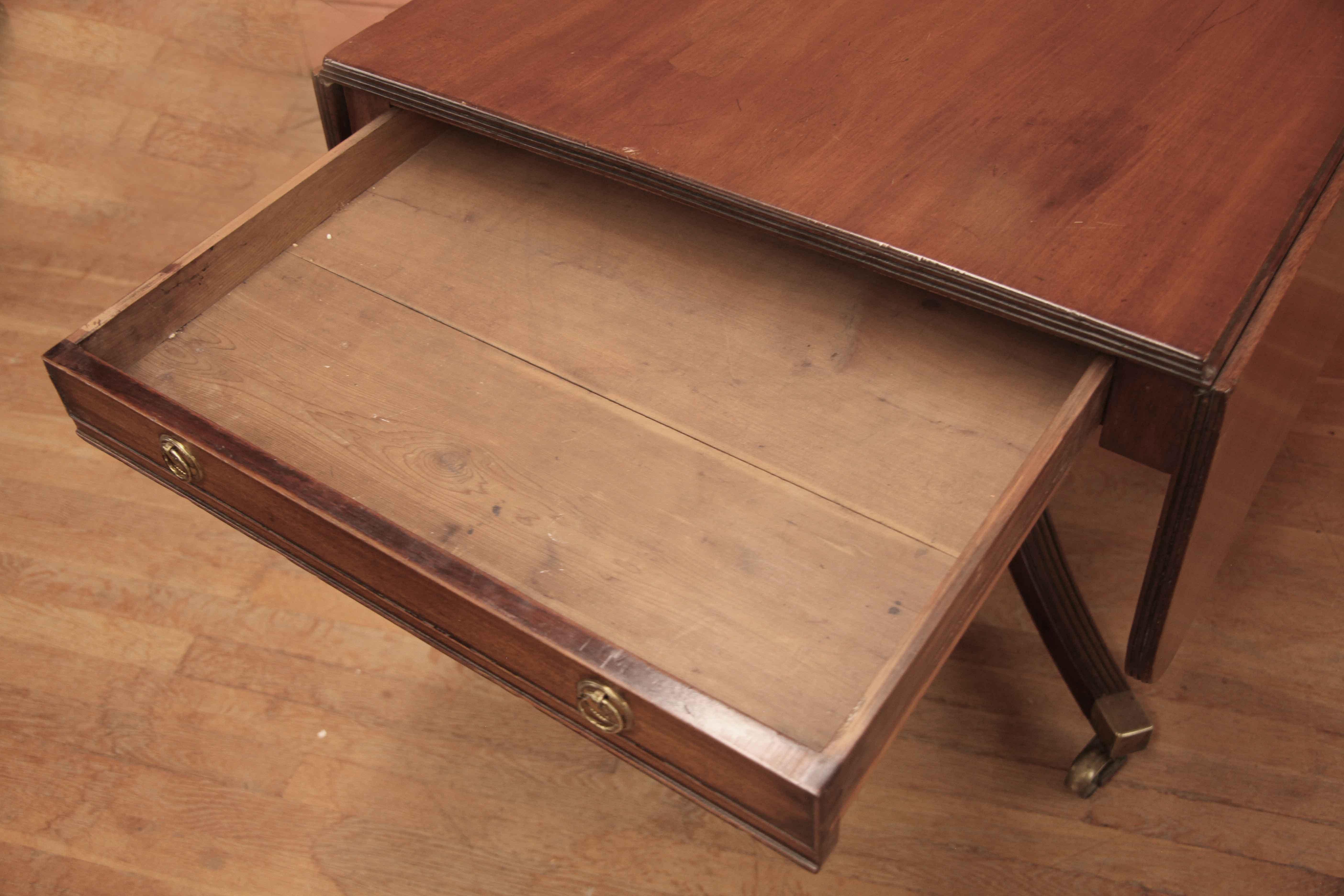 Early 19th Century Sheraton Drop Leaf Breakfast Table  For Sale