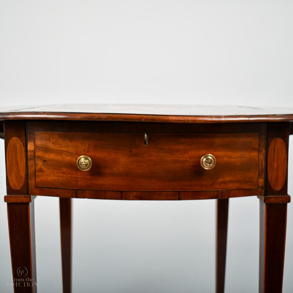 Sheraton Drop-Leaf Pembroke Table In Good Condition For Sale In Lincoln, GB