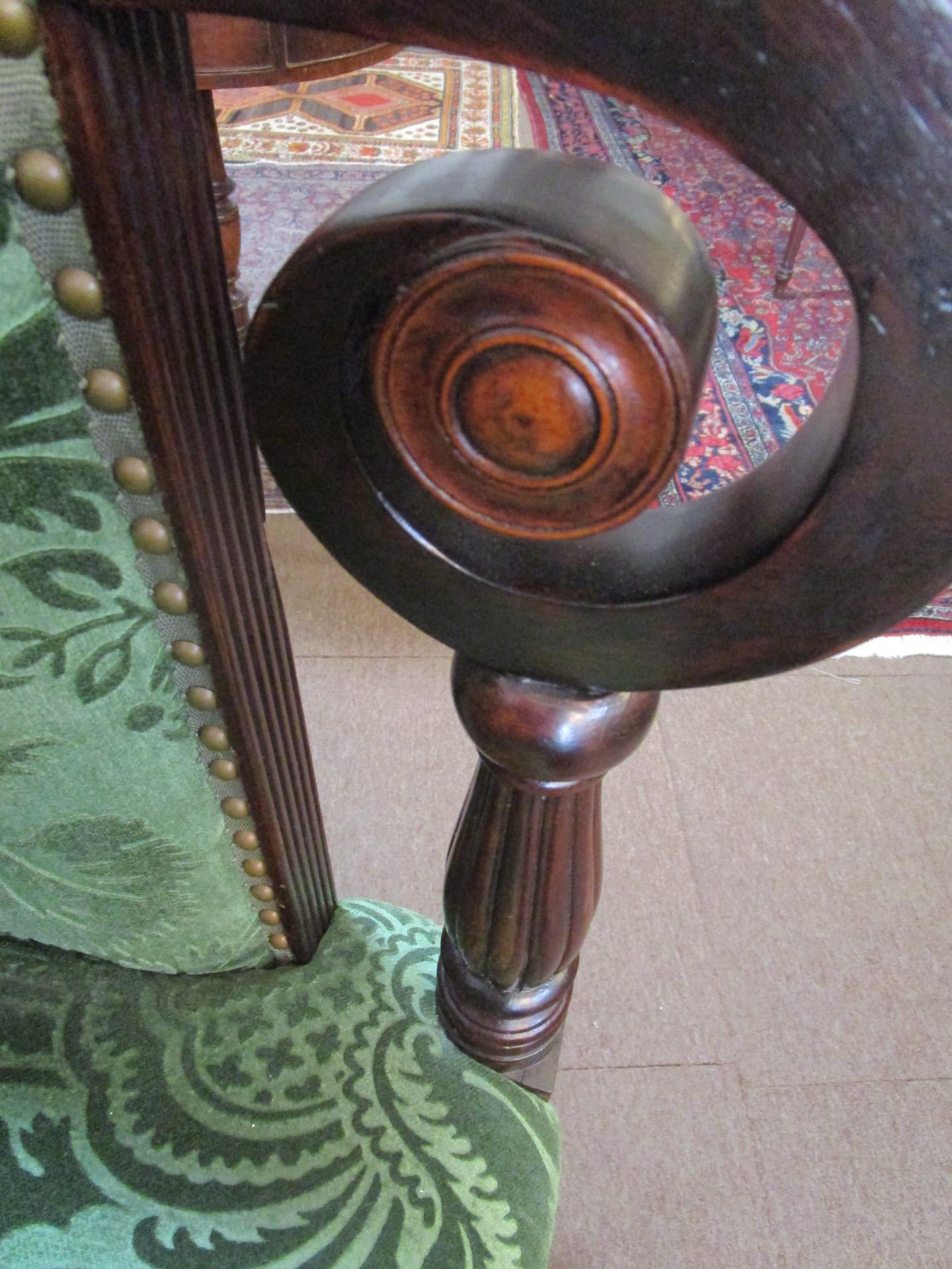 Anglais Sheraton English English Carved Mahogany Upholstered Sofa circa 1820  en vente