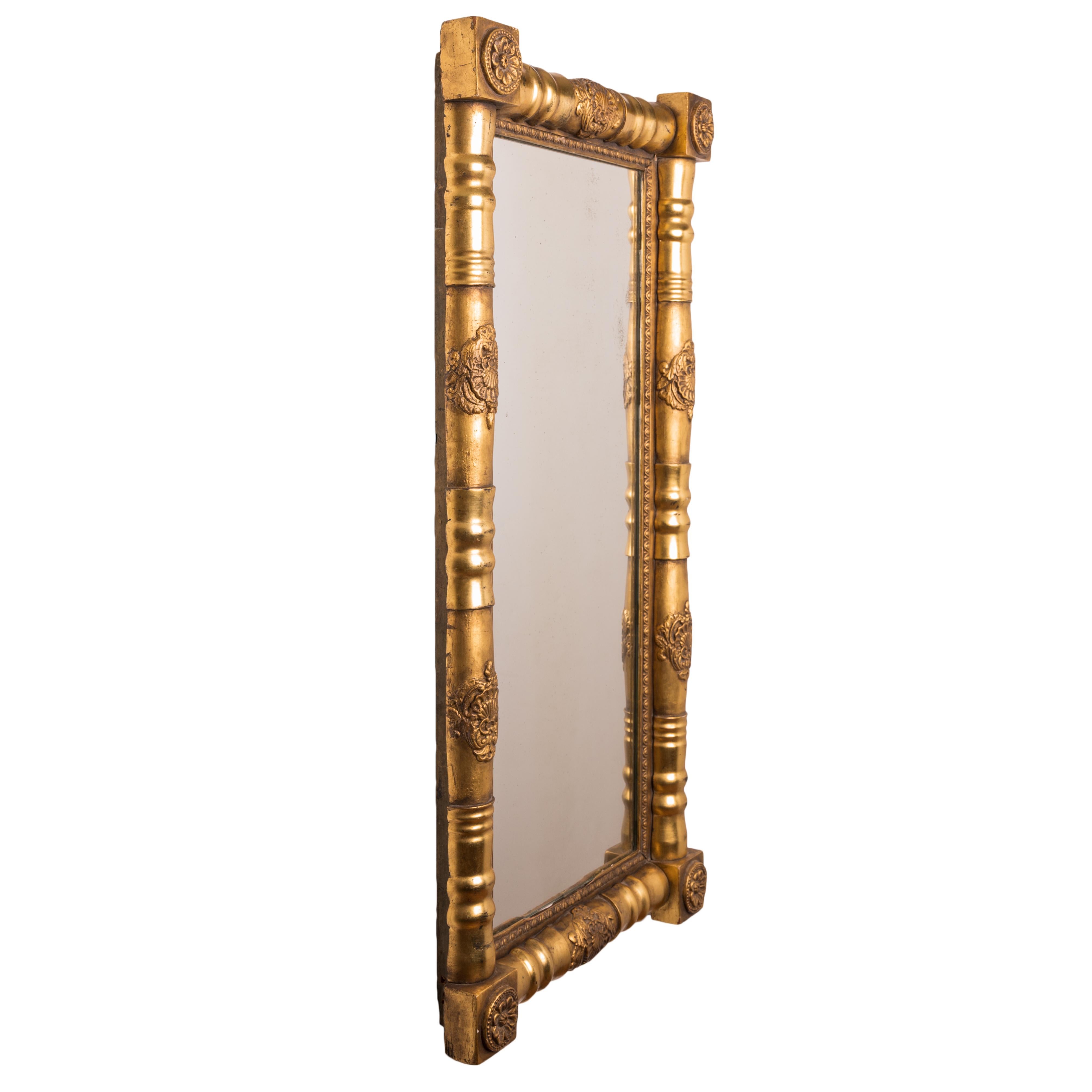 Specchio in legno dorato Sheraton, 1830 circa.
Una cornice a balaustro spaccato con blocchi angolari a rosetta.

vista: 11 ½ per 30 pollici
cornice: 18 ½ per 36 ½ pollici


