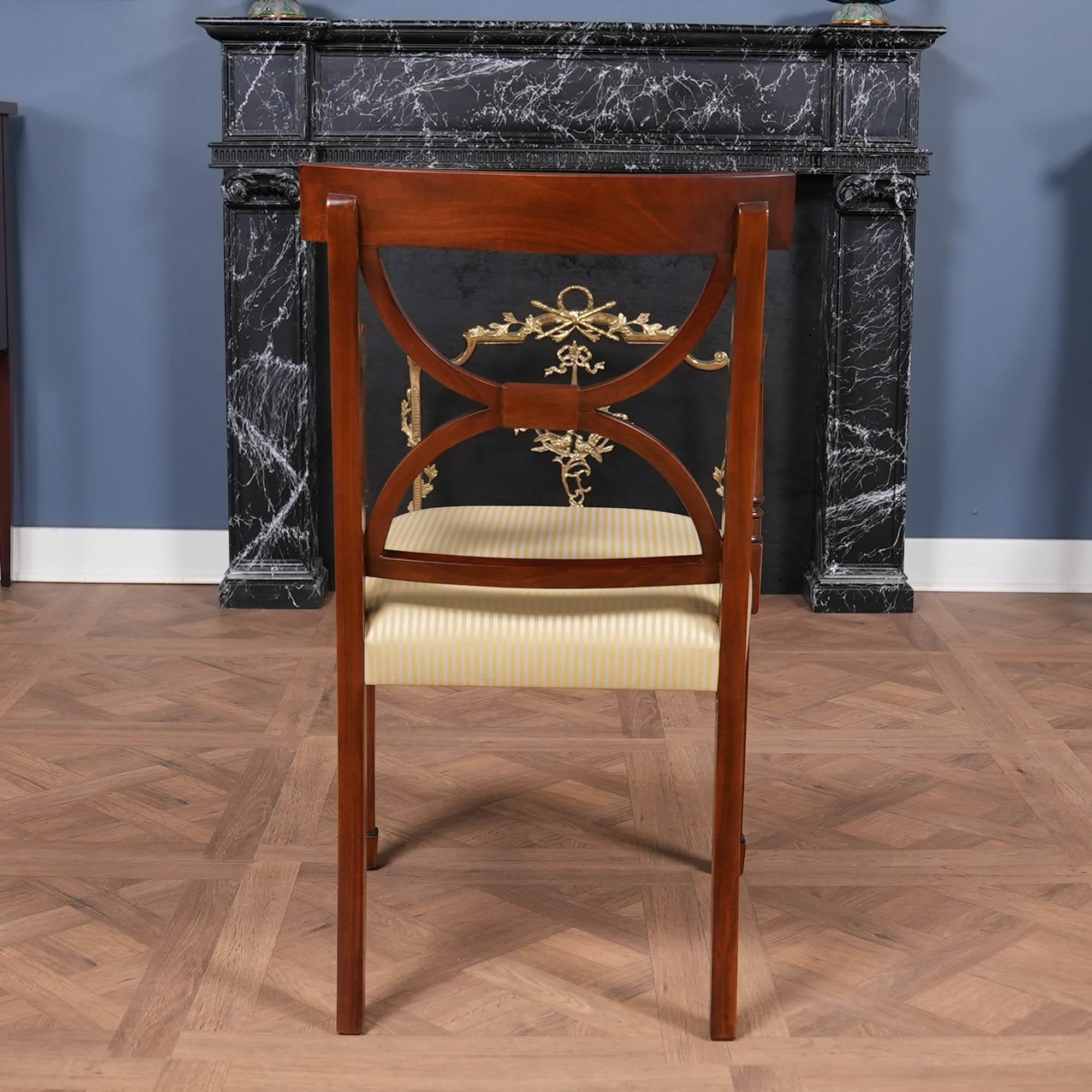 Set di 10 sedie Sheraton in mogano intarsiato in vendita 4