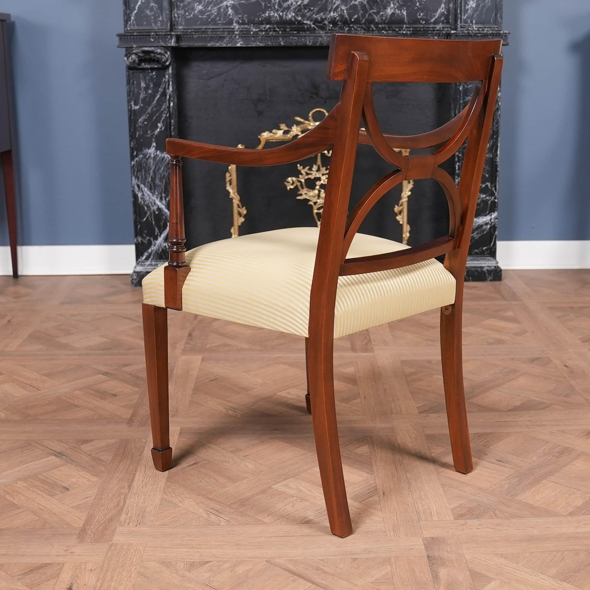 Set di 10 sedie Sheraton in mogano intarsiato in vendita 5