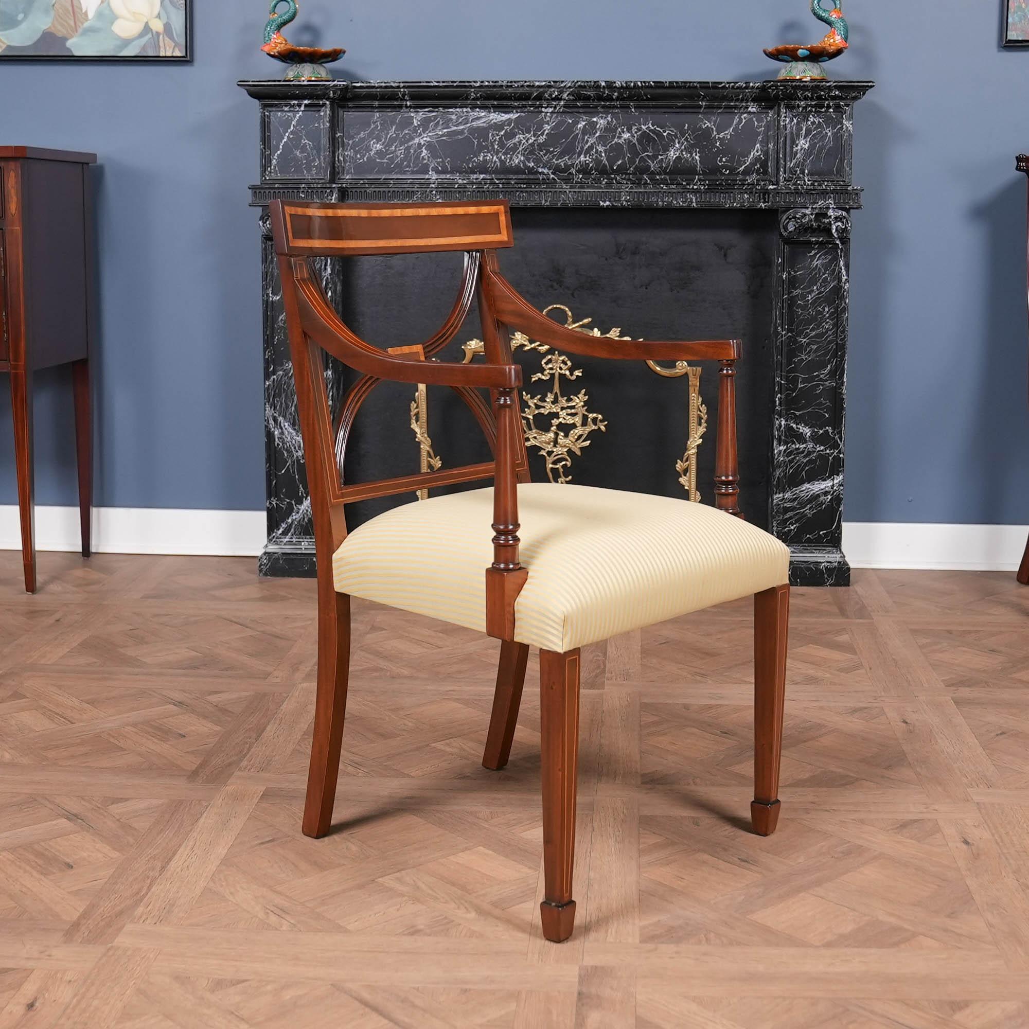 Questo set di 10 sedie Sheraton intarsiate in mogano è composto da 2 poltrone e 8 sedie laterali. Ogni sedia è realizzata con il più pregiato mogano massiccio coltivato in piantagione e con le migliori impiallacciature disponibili. Tutti questi