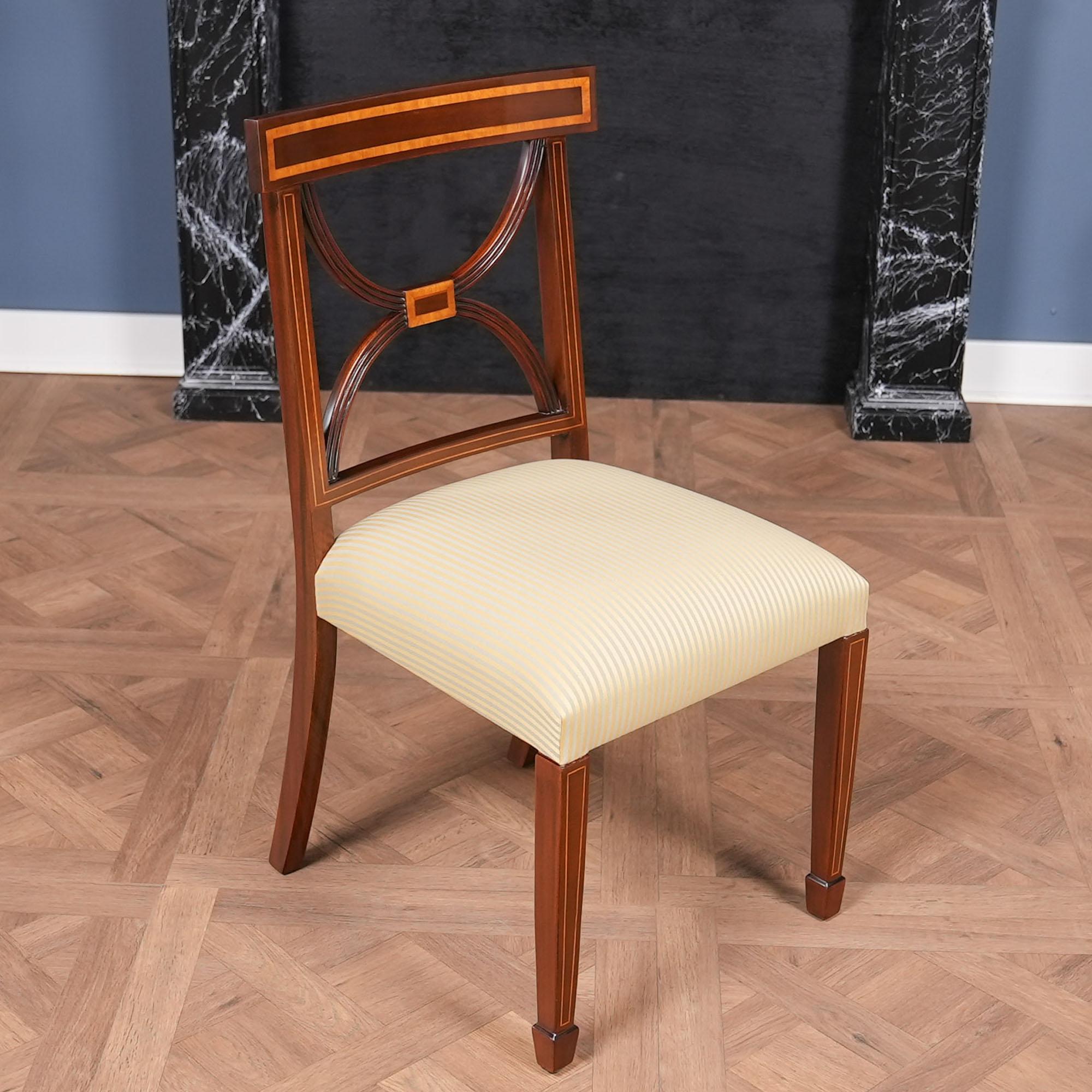 Intagliato a mano Set di 10 sedie Sheraton in mogano intarsiato in vendita