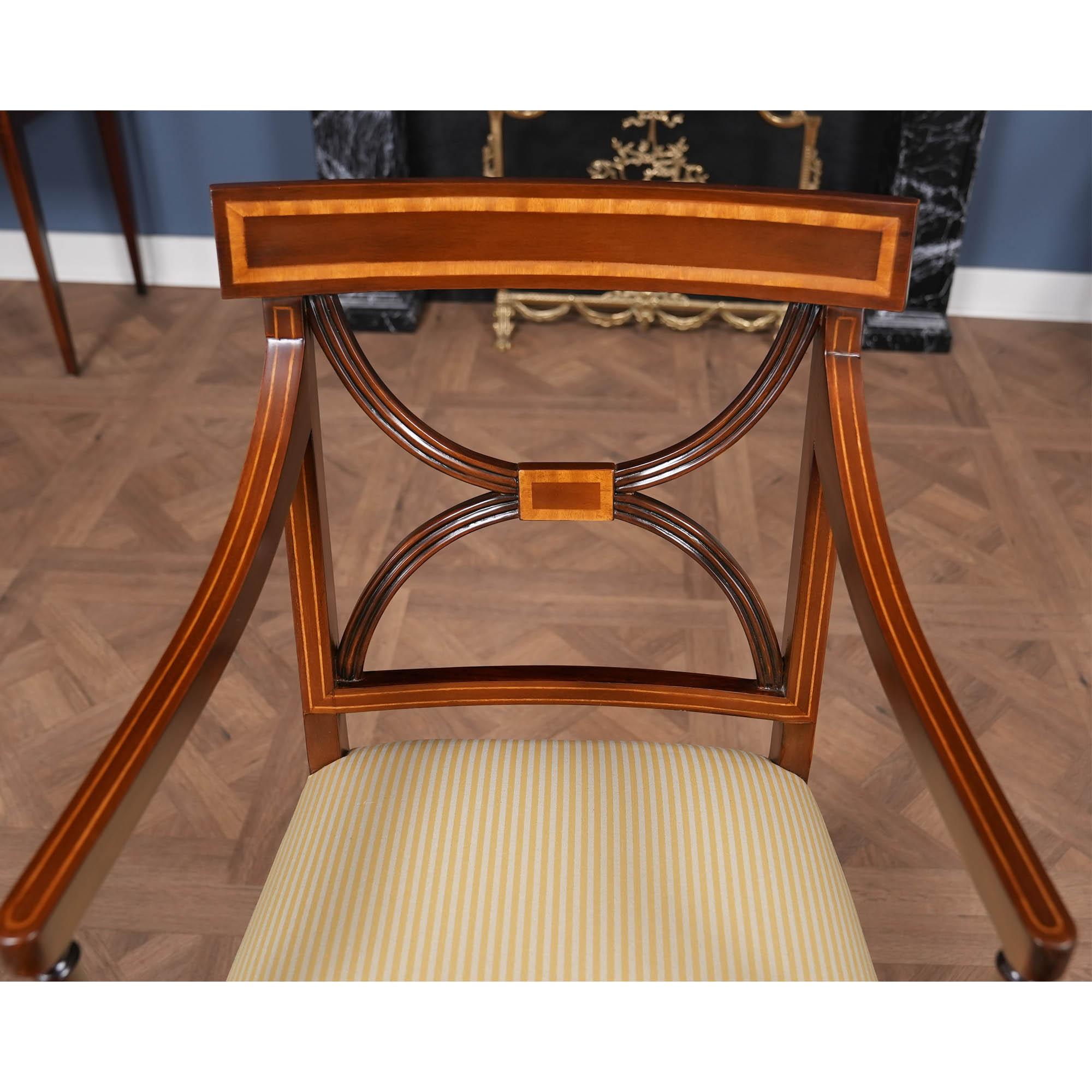 Tessuto Set di 10 sedie Sheraton in mogano intarsiato in vendita