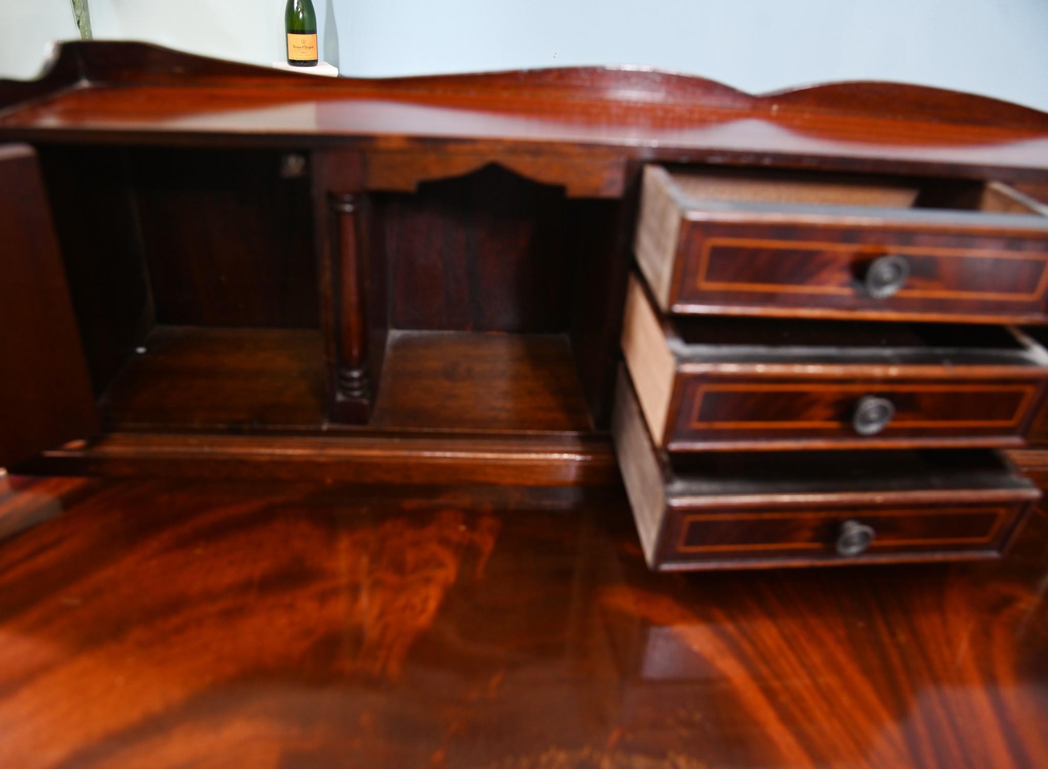 Un delizioso scrittoio da donna in stile Sheraton risalente al 1890
Ricco legno di mogano a fiamma con una patina profonda
Gambe affusolate in stile Sheraton tipiche di questo periodo
Sette cassetti per un ampio spazio di archiviazione
La parte