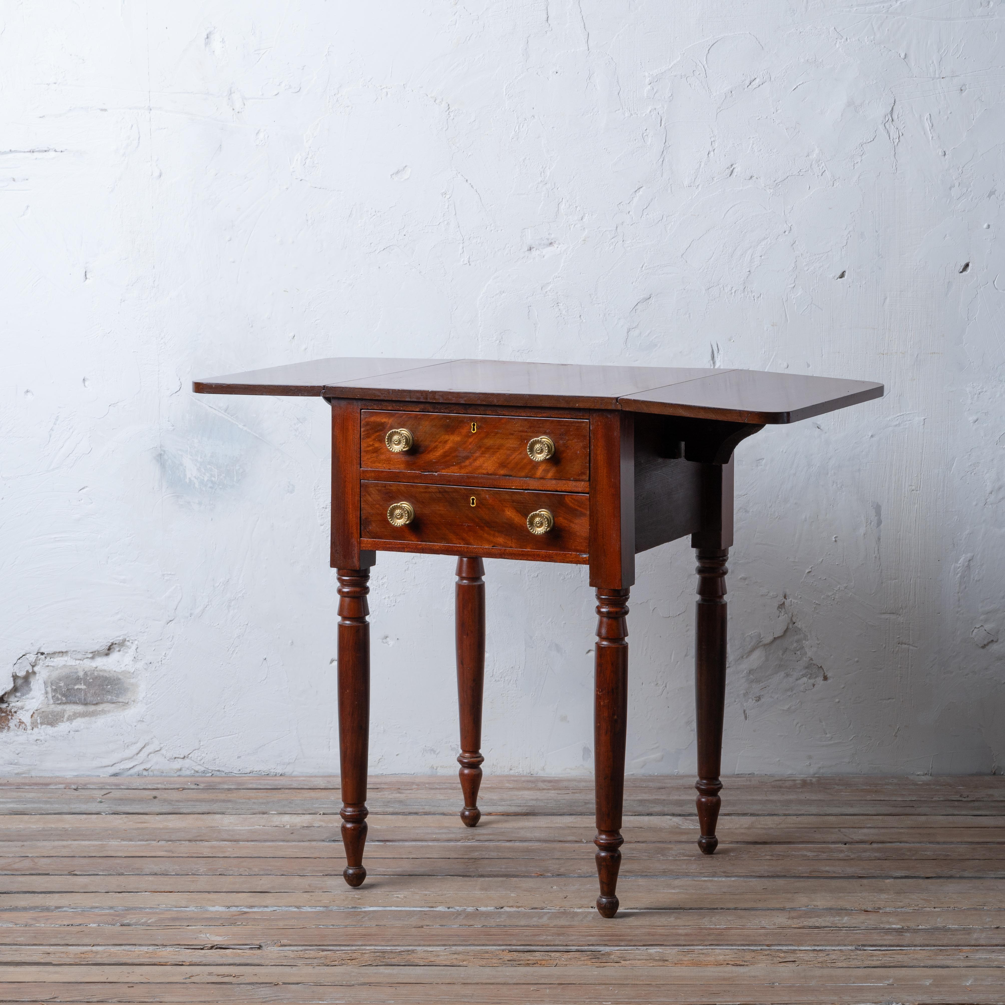 Sheraton Mahogany Drop Leaf Work Table In Good Condition For Sale In Savannah, GA