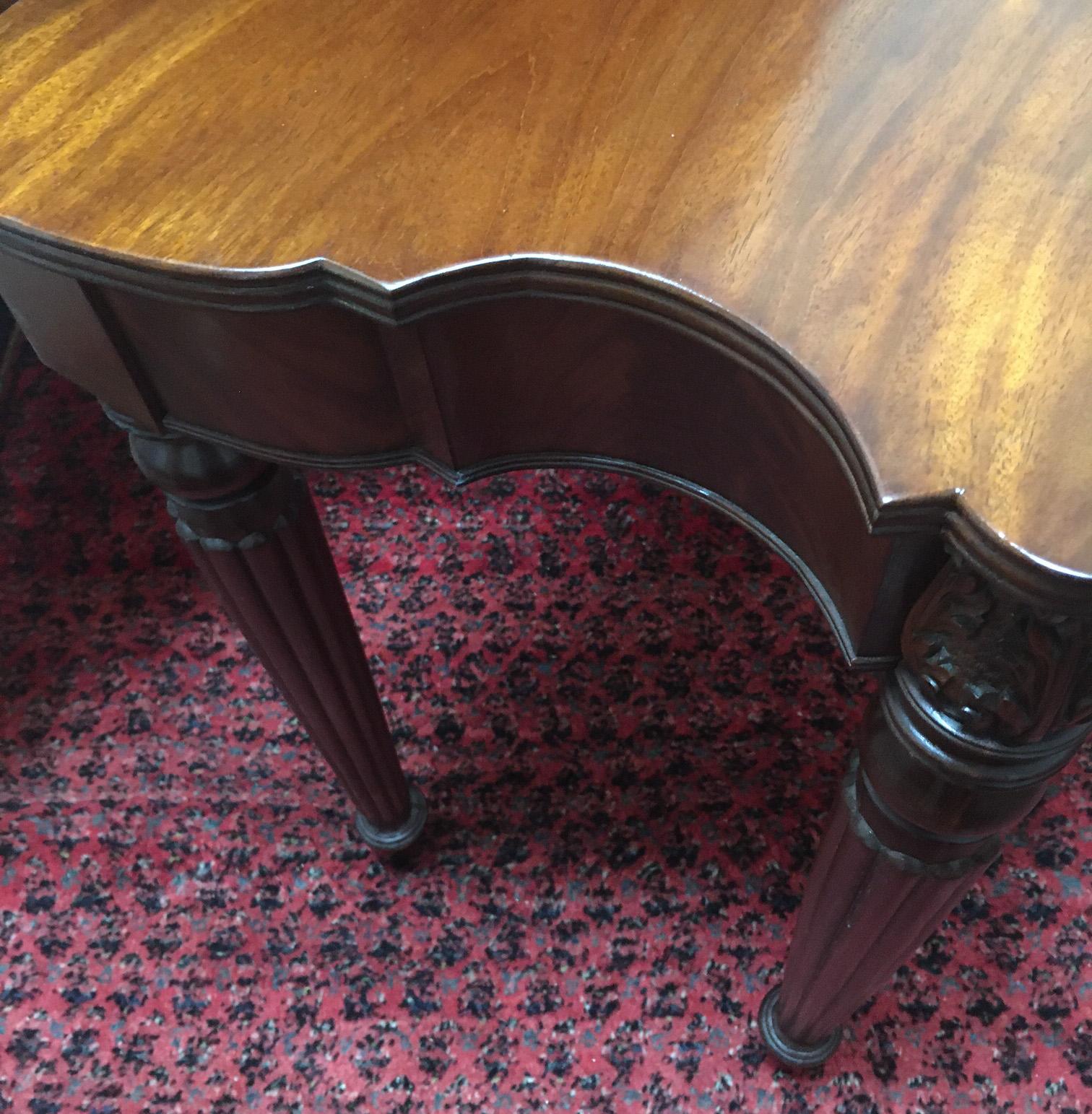 Sheraton Mahogany Game Table w/ Reeded Legs Serpentine Top Acanthus Leg Carvings In Good Condition For Sale In Savannah, GA