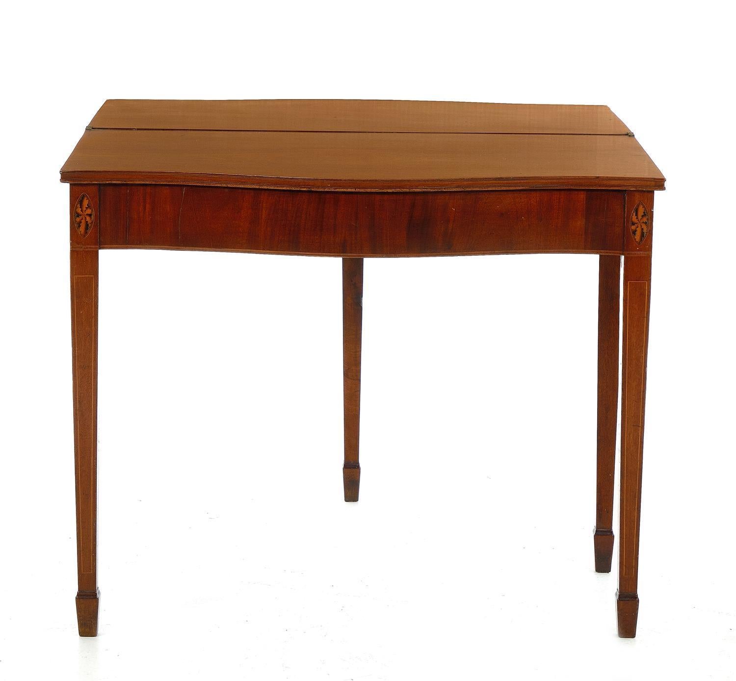 Sheraton Mahogany Games Table Serpentine Front, Circa 1800 In Good Condition For Sale In Savannah, GA
