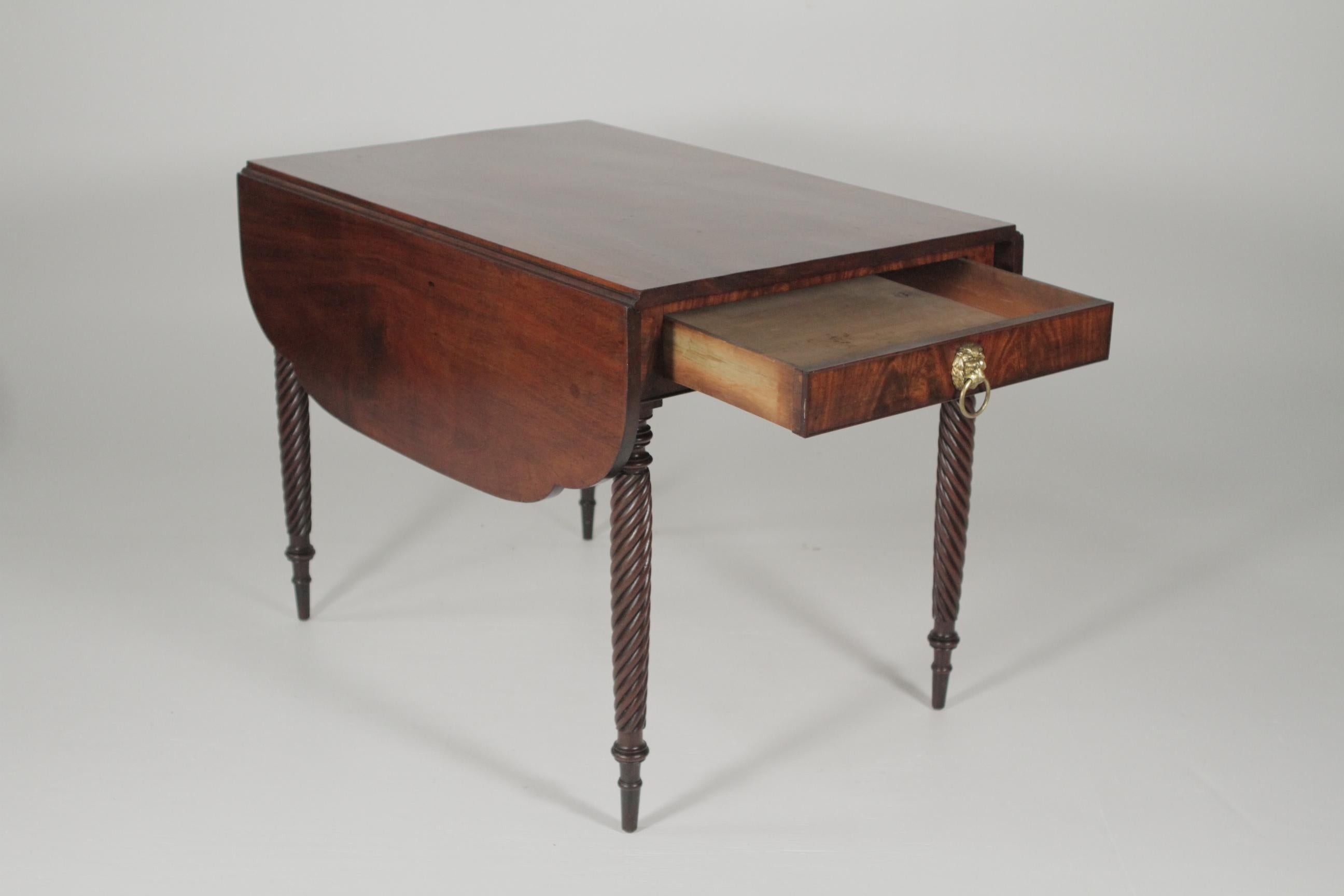 Sheraton Mahogany Twist Leg Drop-Leaf Table with One Drawer, circa 1820-1840 In Good Condition In Lambertville, NJ