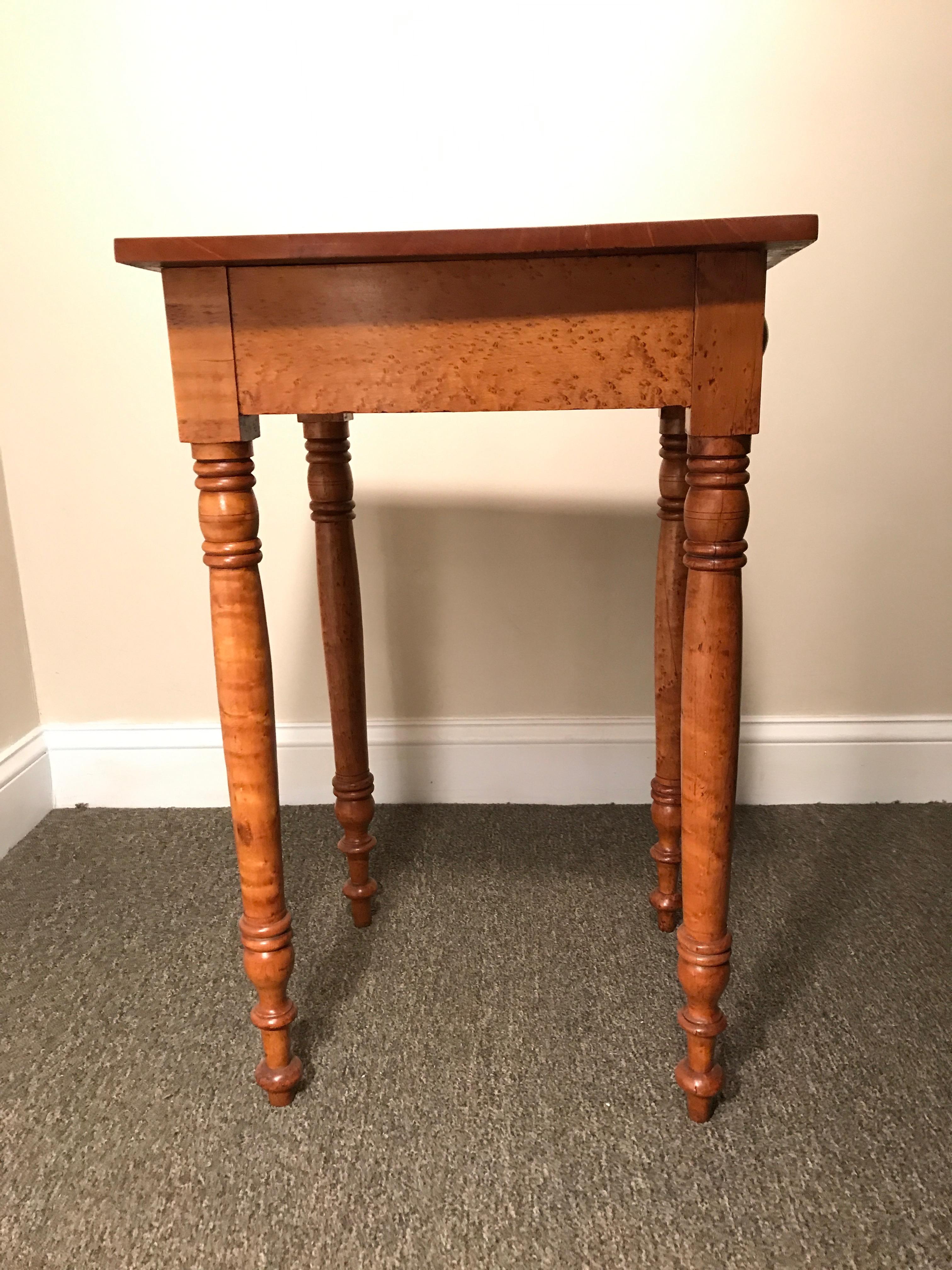 American Sheraton One Drawer Stand in Highly Figured Birdseye Maple, Quincy, Ma For Sale