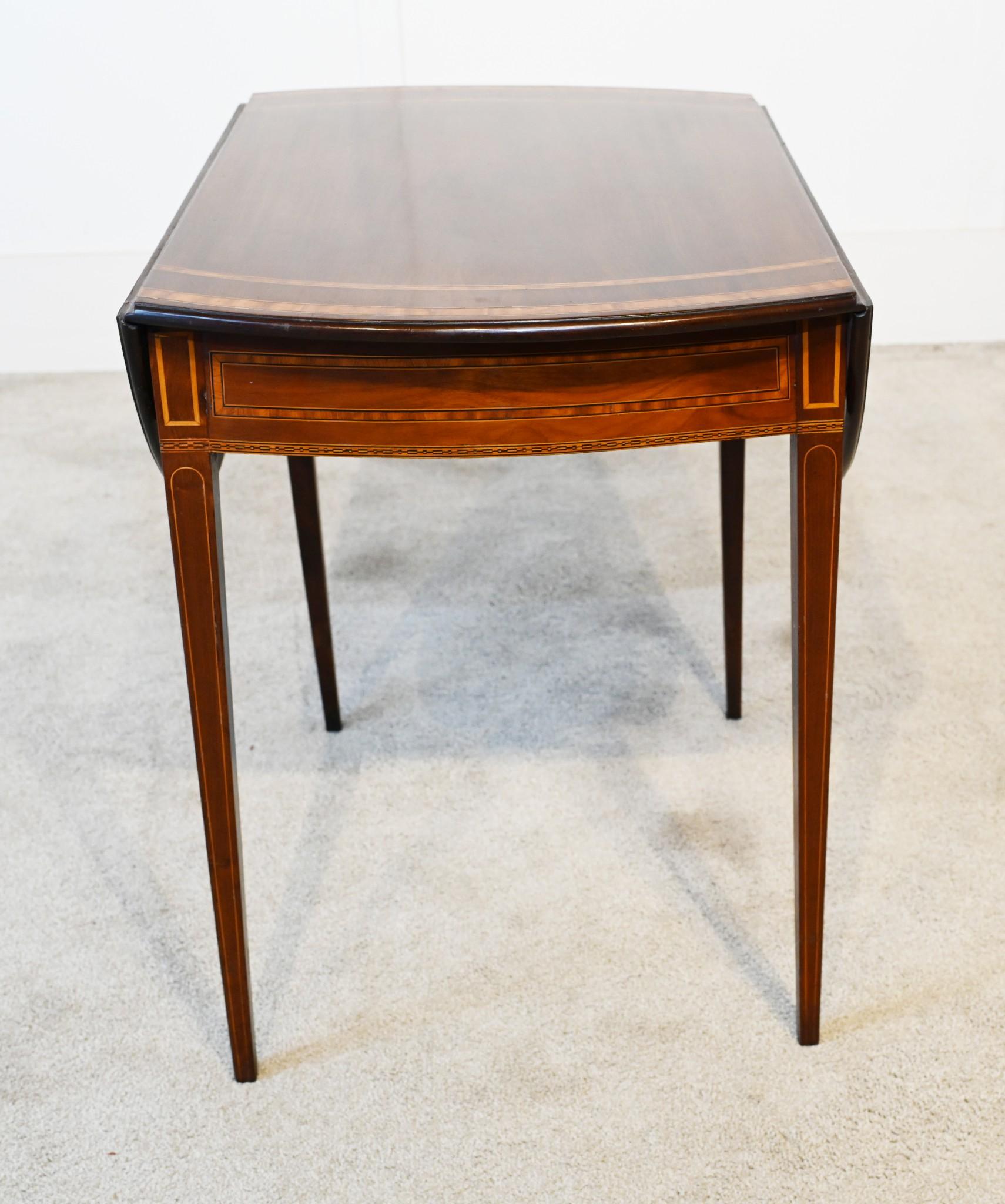 Vous voyez une magnifique table Sheraton Pembroke
Table classique à abattant - vers 1790
Pieds fuselés élégants, d'un raffinement classique.
Les bandes transversales en bois satiné donnent une meilleure définition.
Une table Pembroke est une petite