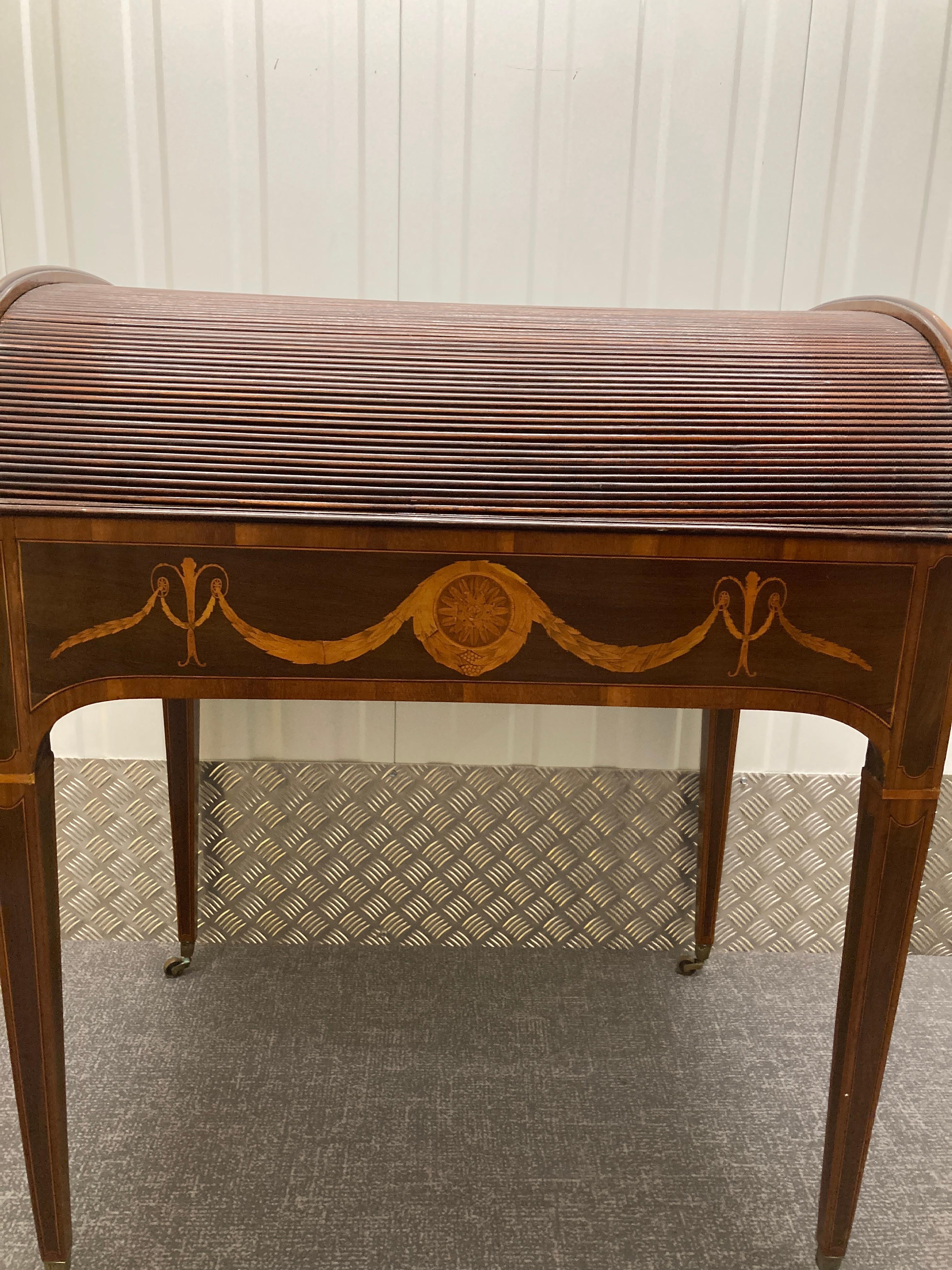 Sheraton Periode Partridgewood Tambour-Schreibtisch (19. Jahrhundert) im Angebot
