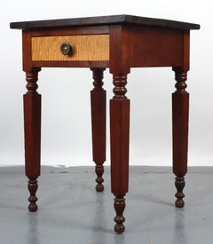 Table d'appoint à 1 tiroir en pin Sheraton, érable et bois de cerisier