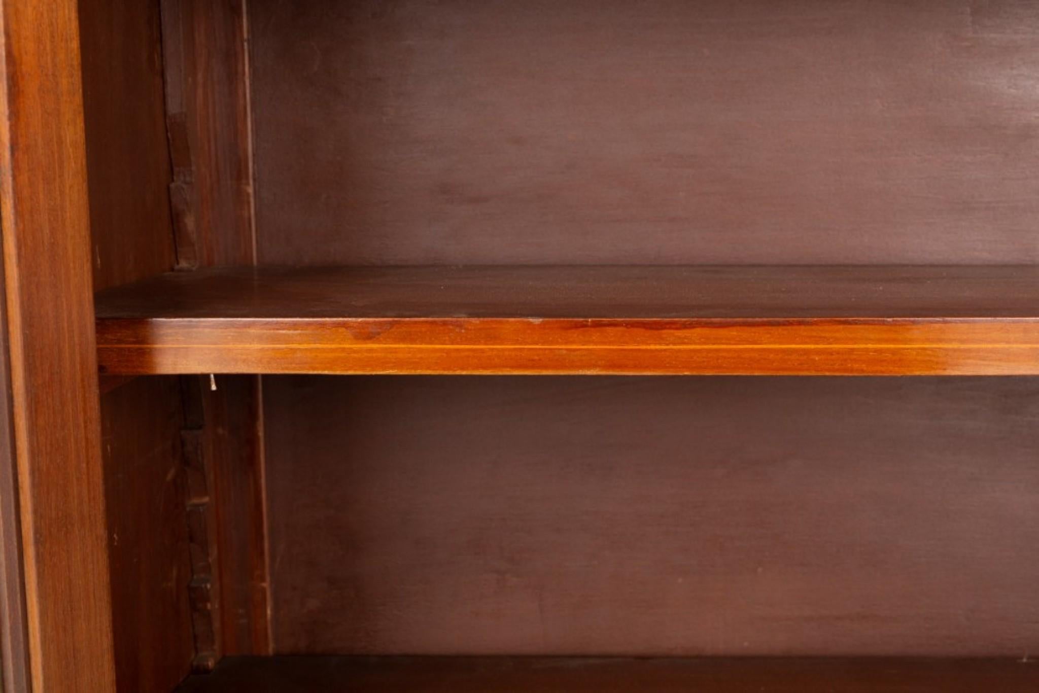 Verglaster Bücherschrank aus Mahagoni im Sheraton-Stil.
CIRCA 1900
Dieses Bücherregal steht auf einem Sockel.
Das Bücherregal hat 2 Glastüren, die sich öffnen lassen und 3 verstellbare Einlegeböden freigeben.
Der obere Teil des Bücherregals ist mit