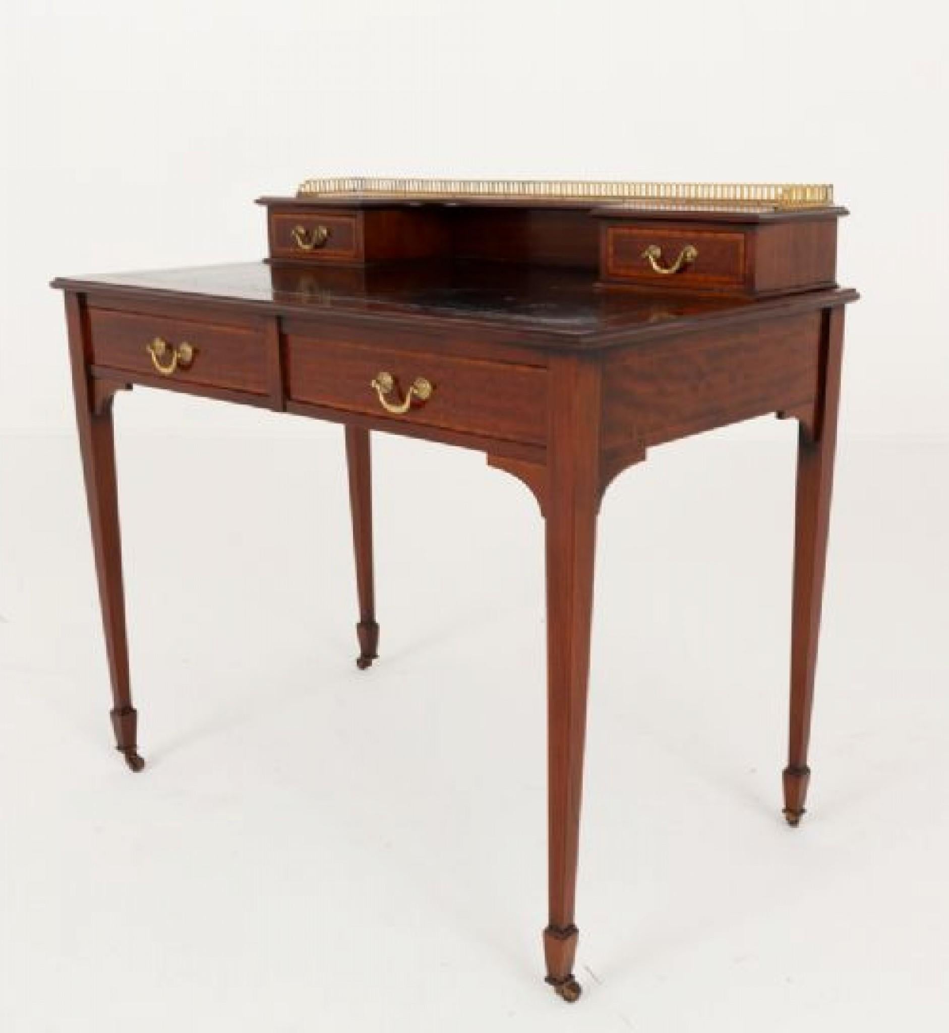 Tavolo da scrittura intarsiato in mogano Sheraton Revival.
Circa 1890
Questo tavolo da scrittura poggia su eleganti gambe affusolate con piedini a vanga e rotelle in ottone.
Il tavolo presenta 2 cassetti rivestiti in mogano.
La superficie di