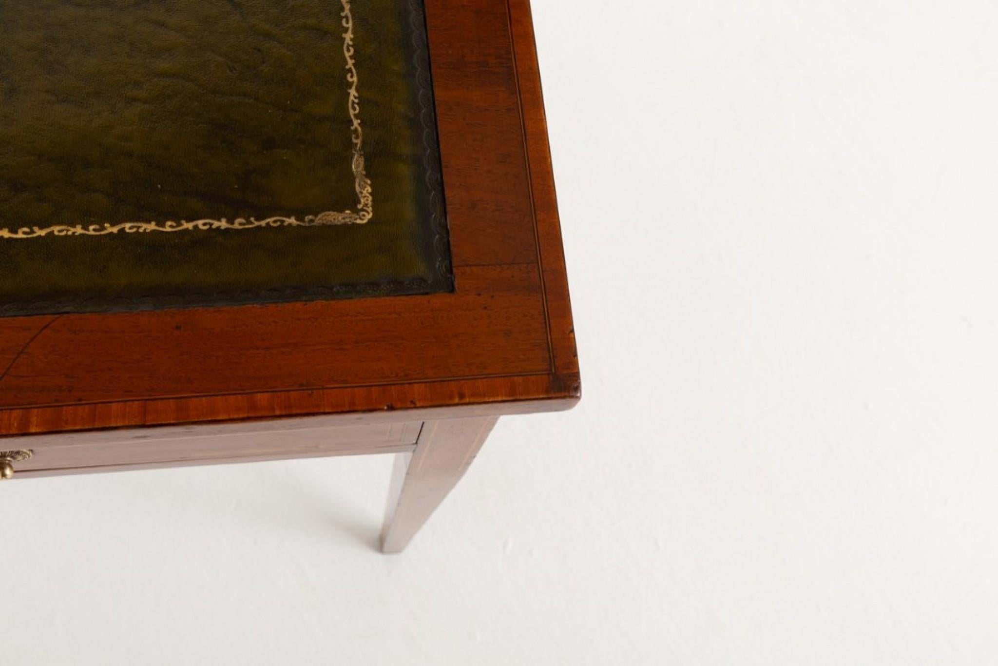 Sheraton Revival Mahagoni 2 Schubladen Schreibtisch.<
CIRCA 1880
Dieser Schreibtisch steht auf konisch zulaufenden Beinen.
Ausgestattet mit 2 mit Mahagoniholz ausgekleideten Schubladen.
Der gesamte Schreibtisch ist mit Buchsbaum-Intarsien und