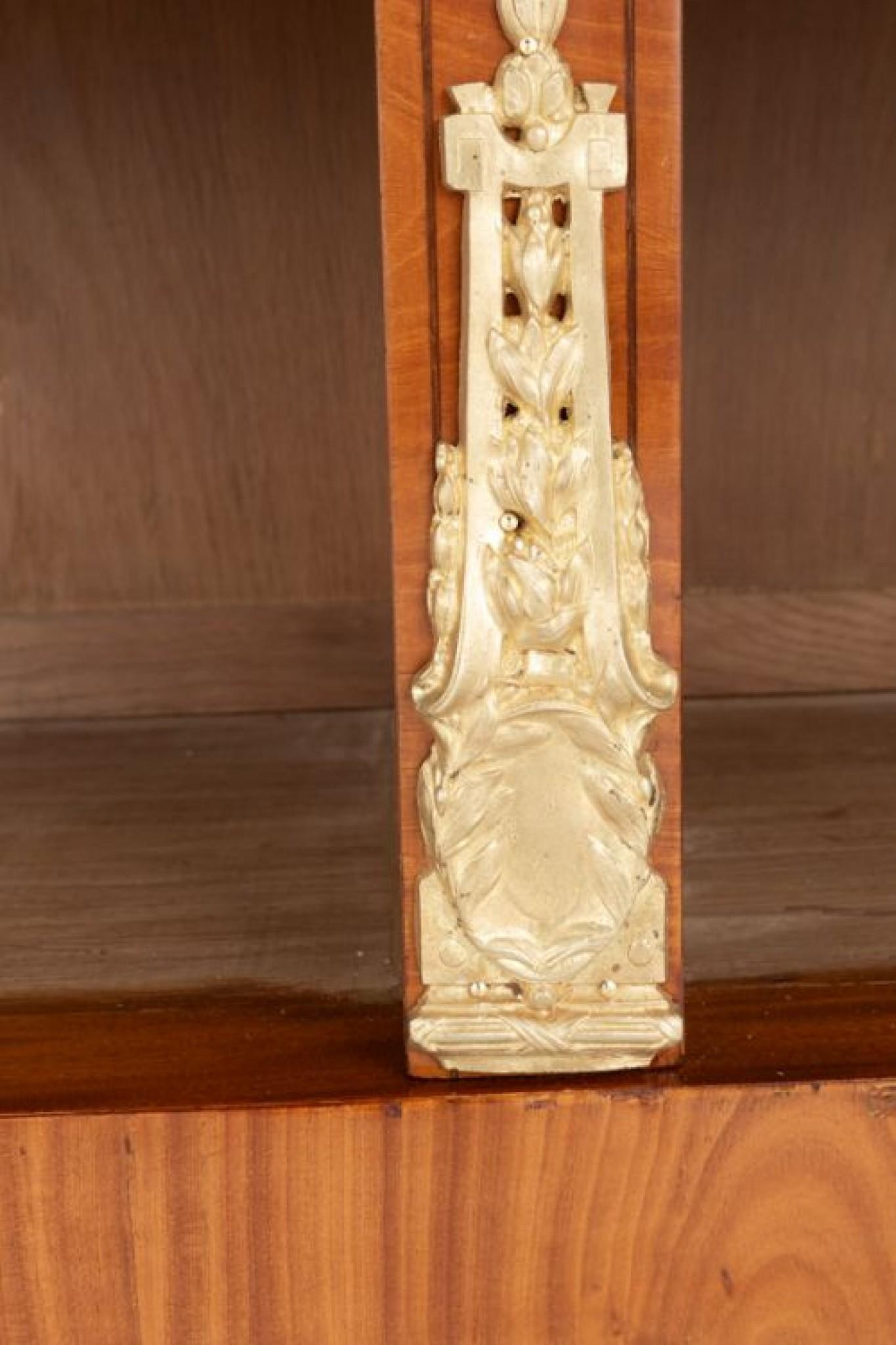 Vetrina in legno satinato Sheraton Revival di buona qualità.
Circa 1880
Il mobile è sollevato su gambe affusolate con piedi a blocco e binari sagomati.
Il mobile è dotato di 2 ante vetrate che si aprono per rivelare ripiani in vetro.
Il mobile