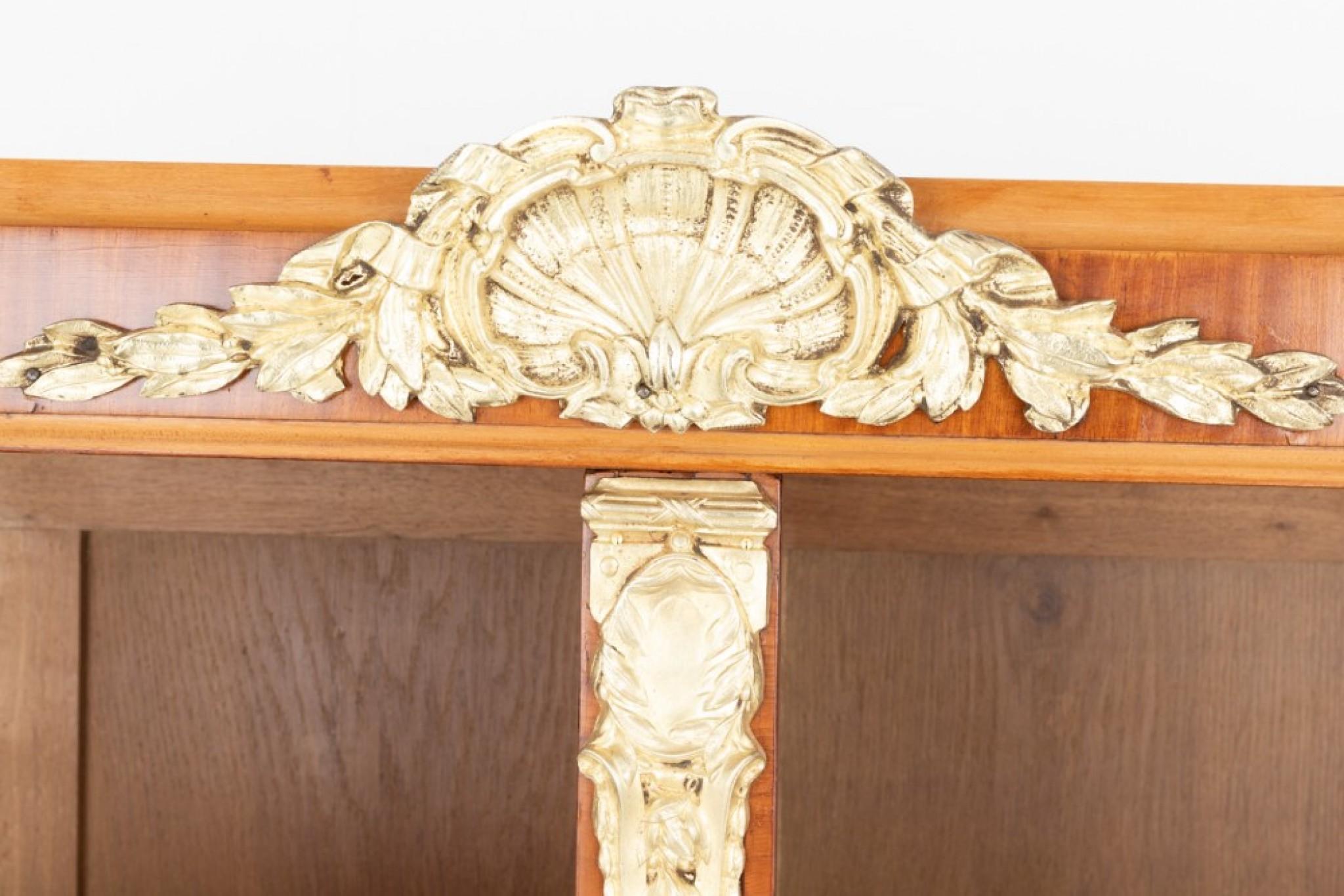 Legno di seta Vetrinetta Sheraton Revival Libreria in legno satinato 1880 in vendita