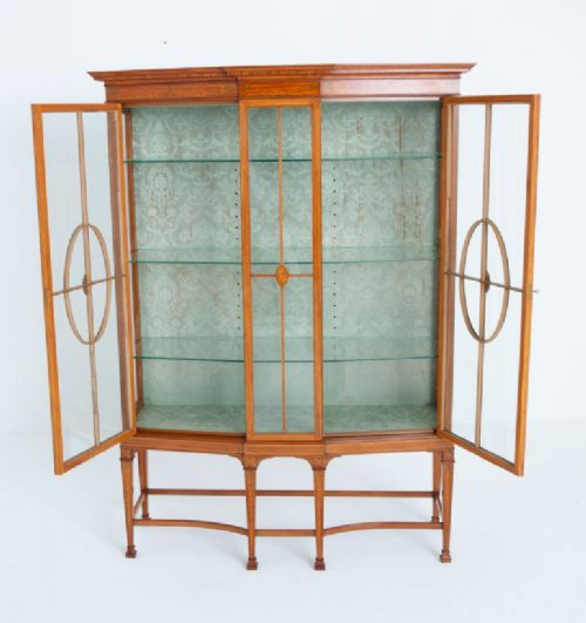 Cabinet d'exposition Antique Revival Satinwood Antique 1880 en vente 5