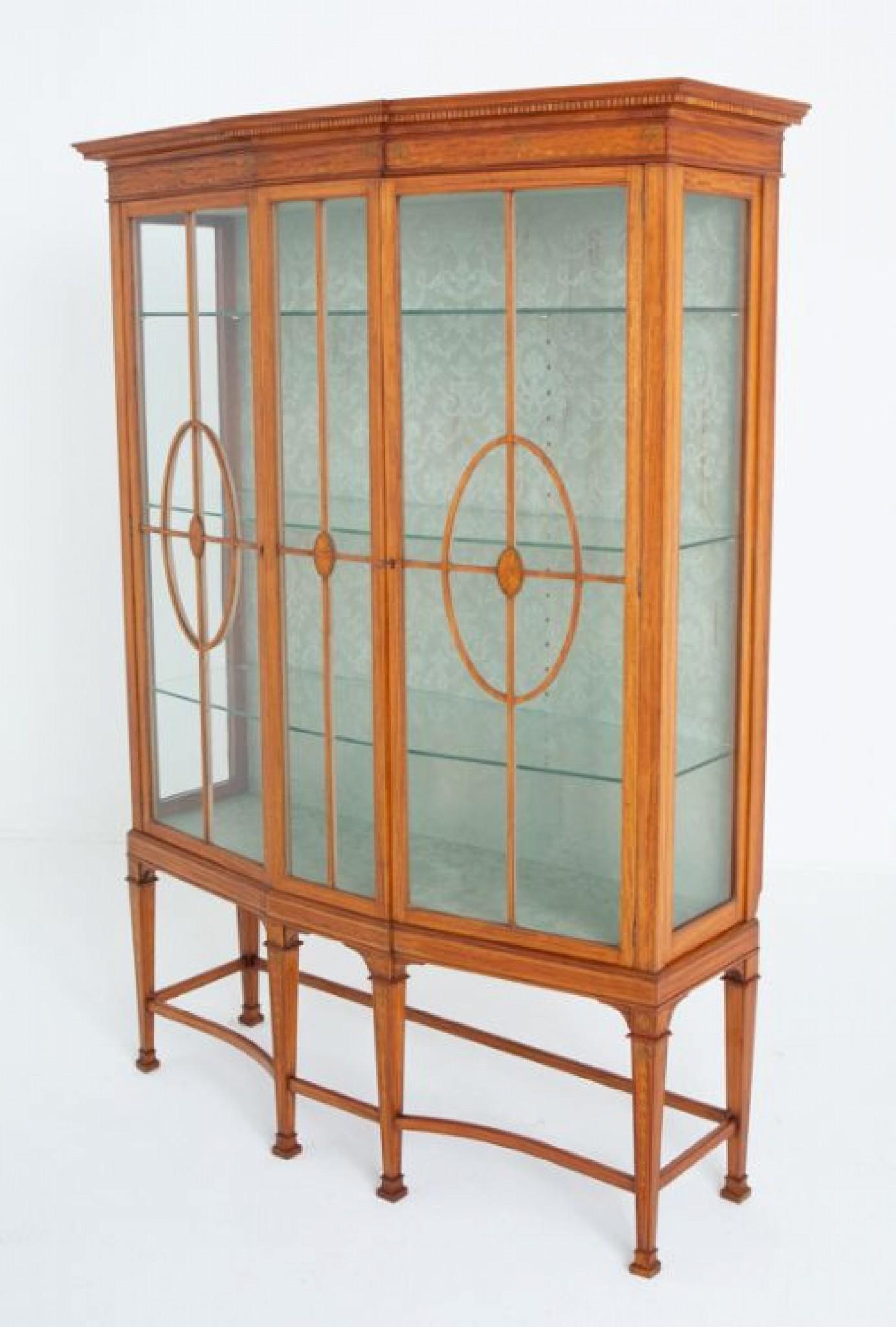 Vitrine de bonne qualité en bois satiné de style Sheraton.
Circa 1880 Le meuble repose sur des pieds fuselés, des pieds en bloc et des traverses façonnées.
Le meuble comporte deux portes vitrées qui s'ouvrent pour laisser apparaître des étagères en