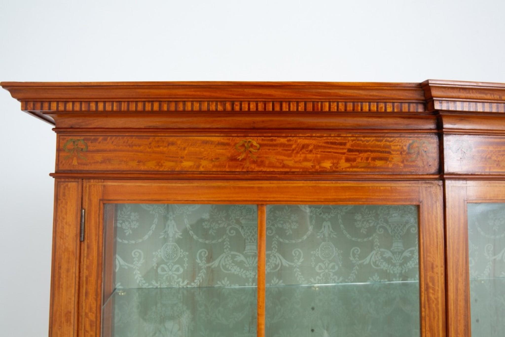 Cabinet d'exposition Antique Revival Satinwood Antique 1880 Bon état - En vente à Potters Bar, GB