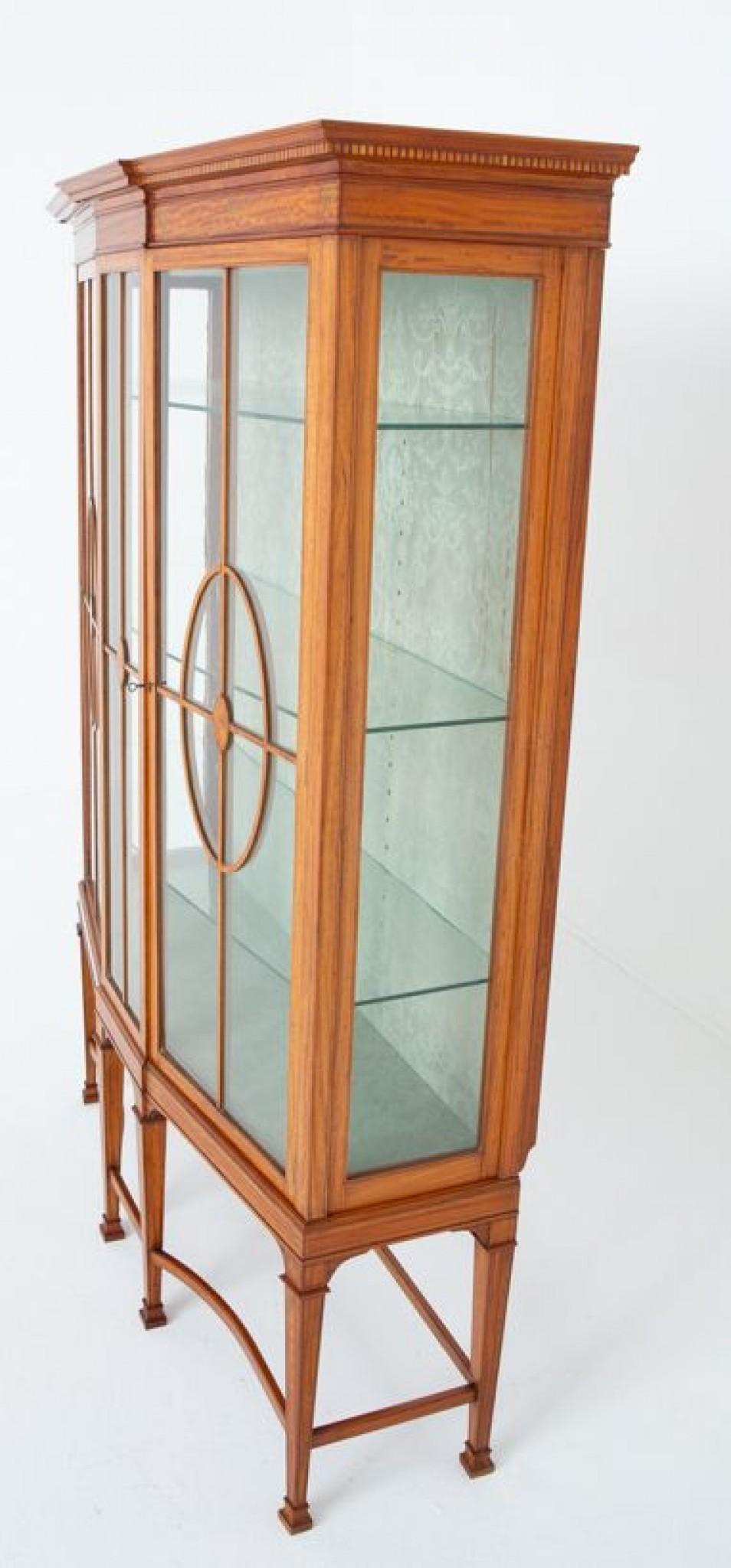Fin du XIXe siècle Cabinet d'exposition Antique Revival Satinwood Antique 1880 en vente