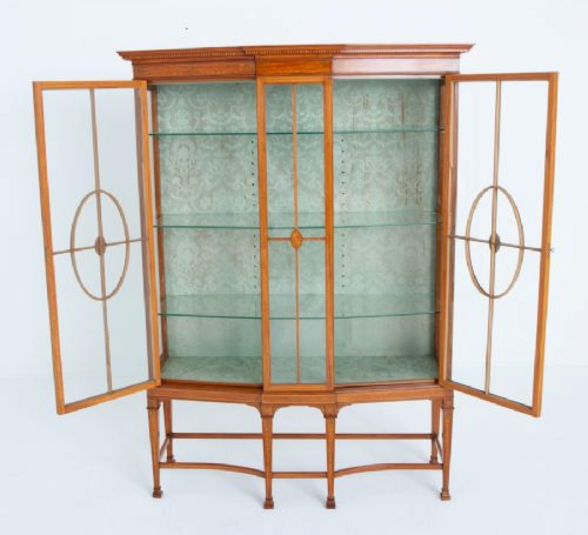 Cabinet d'exposition Antique Revival Satinwood Antique 1880 en vente 4