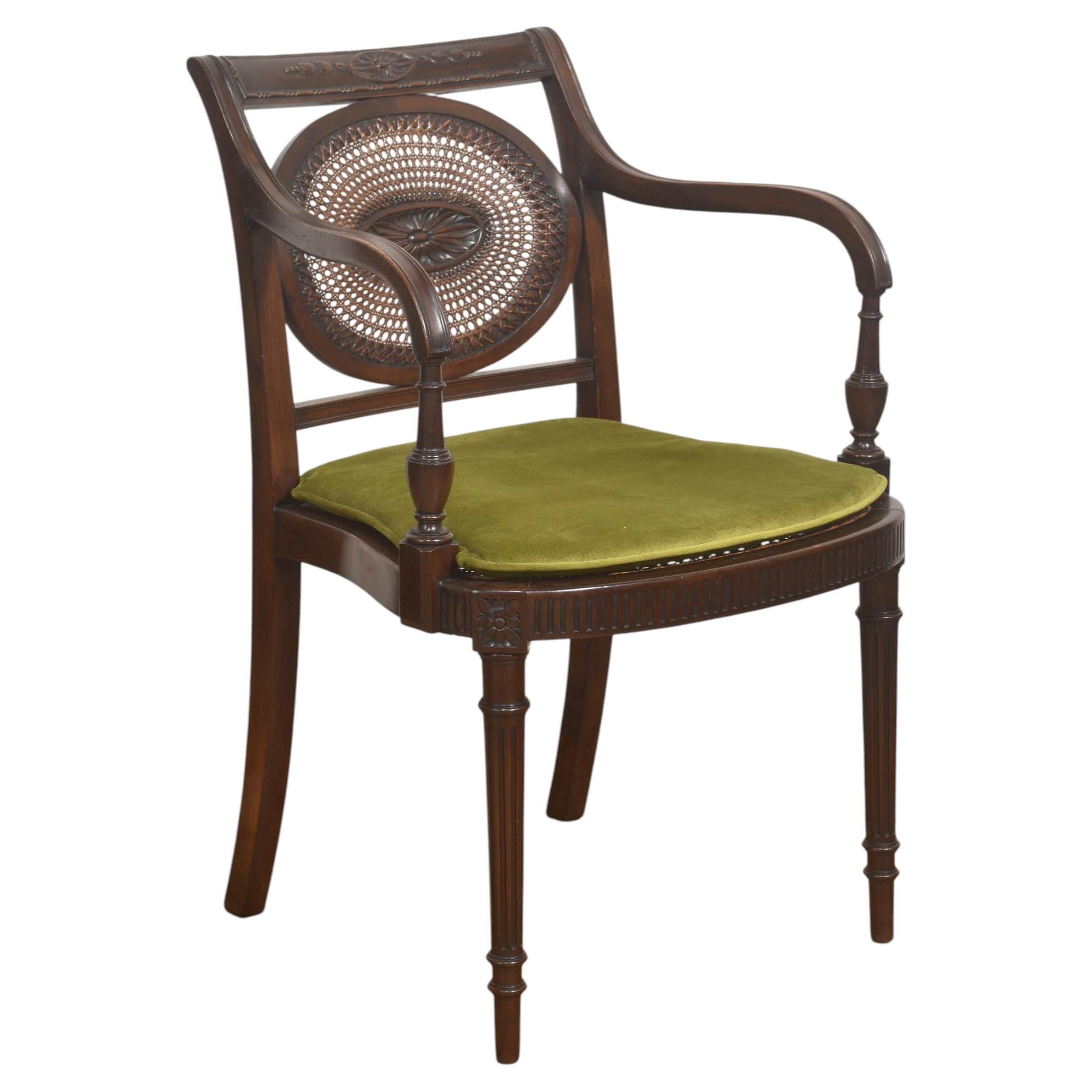 Fauteuil de bibliothèque « Revival » en acajou et rotin de la marque Sheraton en vente