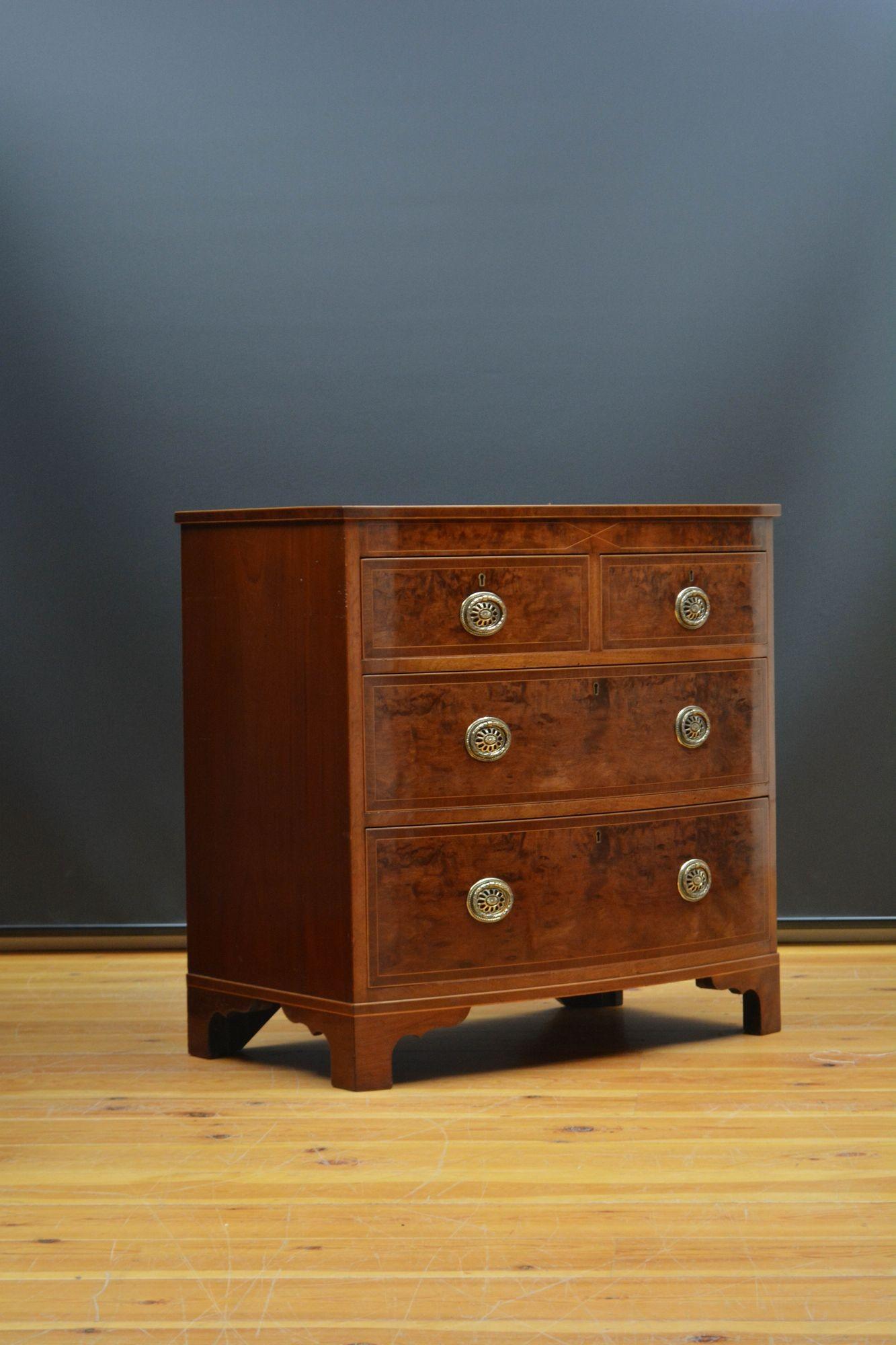 Sn5617 Cassettiera in mogano edoardiano di qualità e molto attraente, con un piano in mogano figurato con intarsio di corde in legno di raso sopra due cassetti corti e due lunghi foderati in Oak, con perline di gallo, fasce incrociate e intarsiate