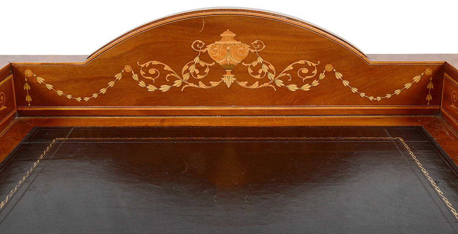 Mahagoni-Schreibtisch mit Intarsien im Sheraton-Stil für Damen:: 19 (19. Jahrhundert) im Angebot