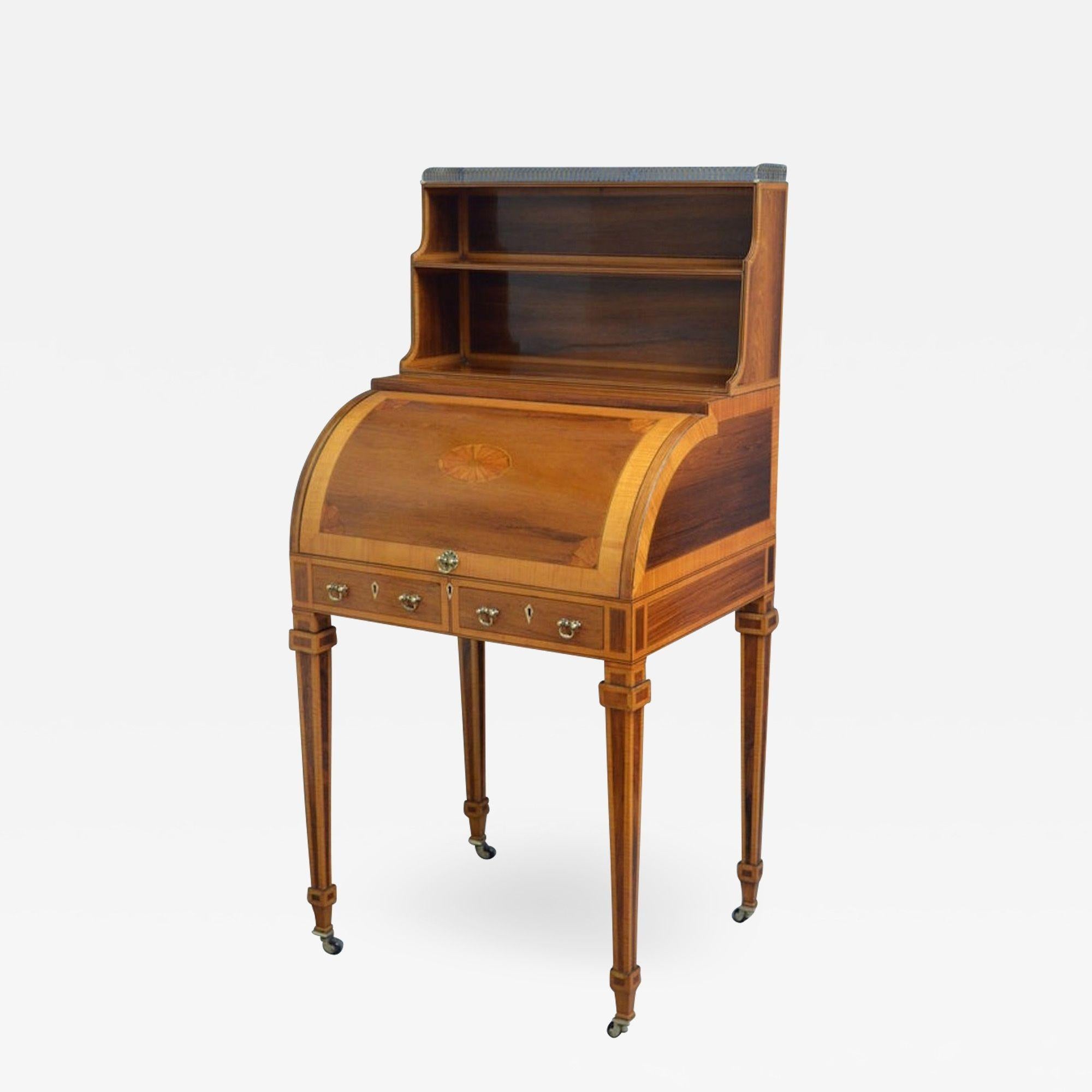 Sn3169 Eleganza di Sheraton Revival - Tavolo da scrittura in palissandro edoardiano, con galleria originale in ottone traforata sopra 2 ripiani a cascata, cilindro intarsiato a pipistrello che si apre per rivelare fori per piccioni, piccoli cassetti