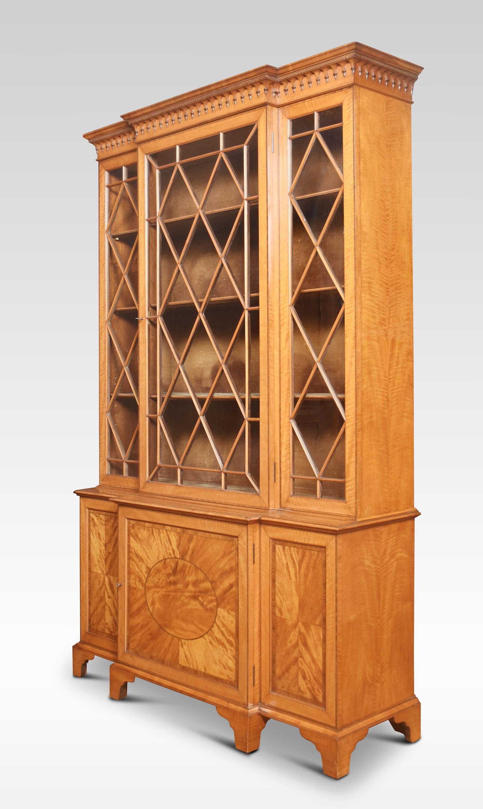 Sheraton Revival Satinwood Breakfront Bookcase In Good Condition For Sale In Cheshire, GB