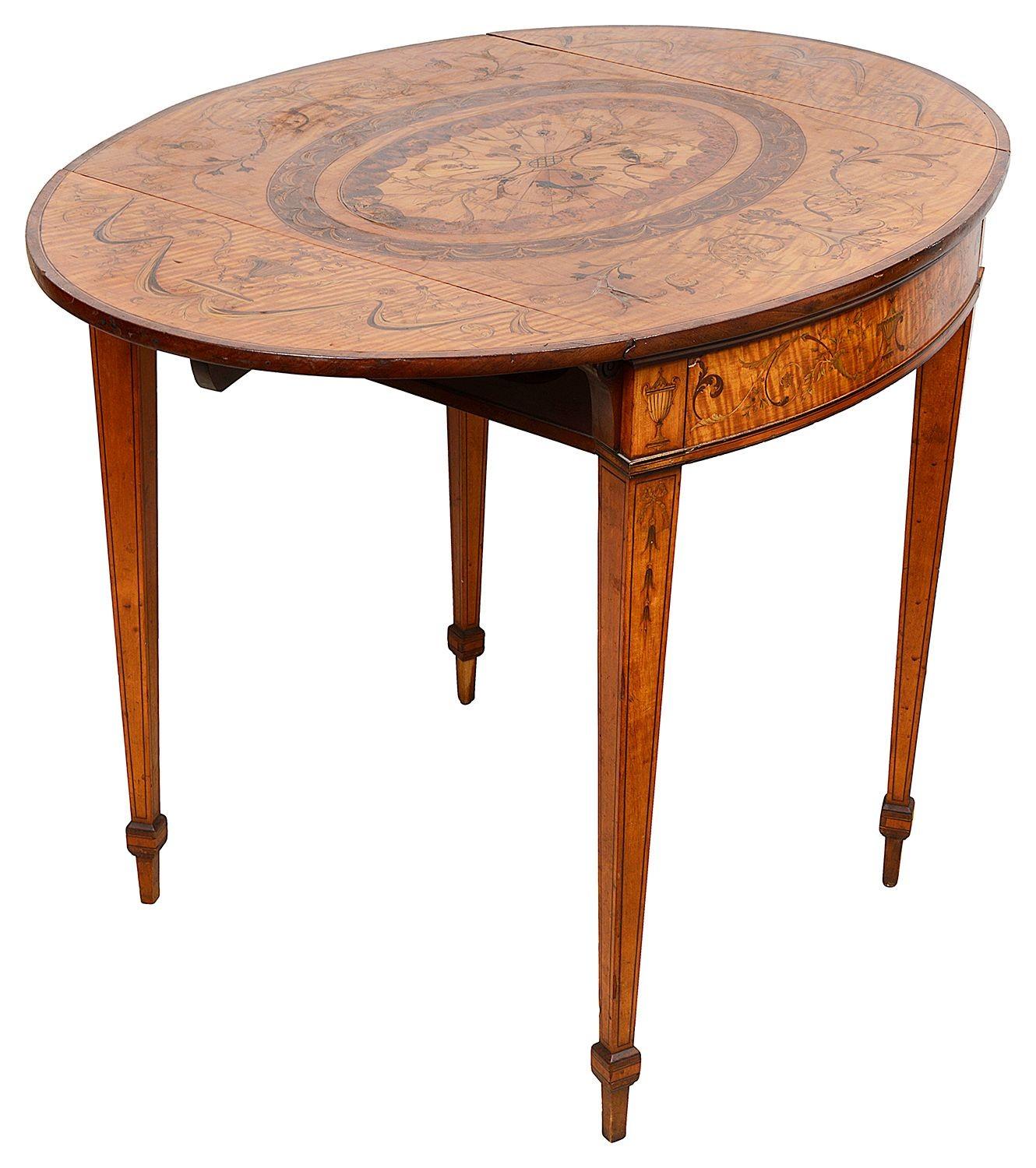 Table Pembroke en bois de satin incrusté de style Sheraton de la fin du 19e siècle. Il est orné d'une magnifique marqueterie de rubans classiques et d'un décor de feuillage en volutes. Un seul tiroir en arc de cercle en frise, reposant sur des pieds