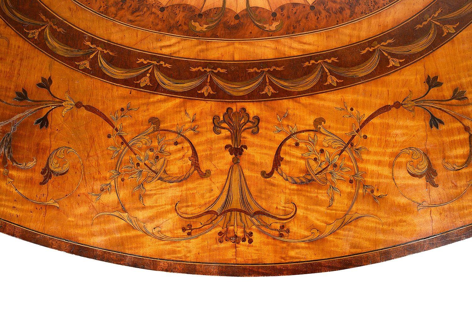 Acajou Table Pembroke en marqueterie de bois de satin de style Sheraton Revival. en vente
