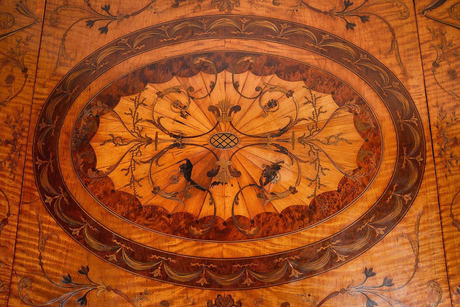 Table Pembroke en marqueterie de bois de satin de style Sheraton Revival. en vente 3